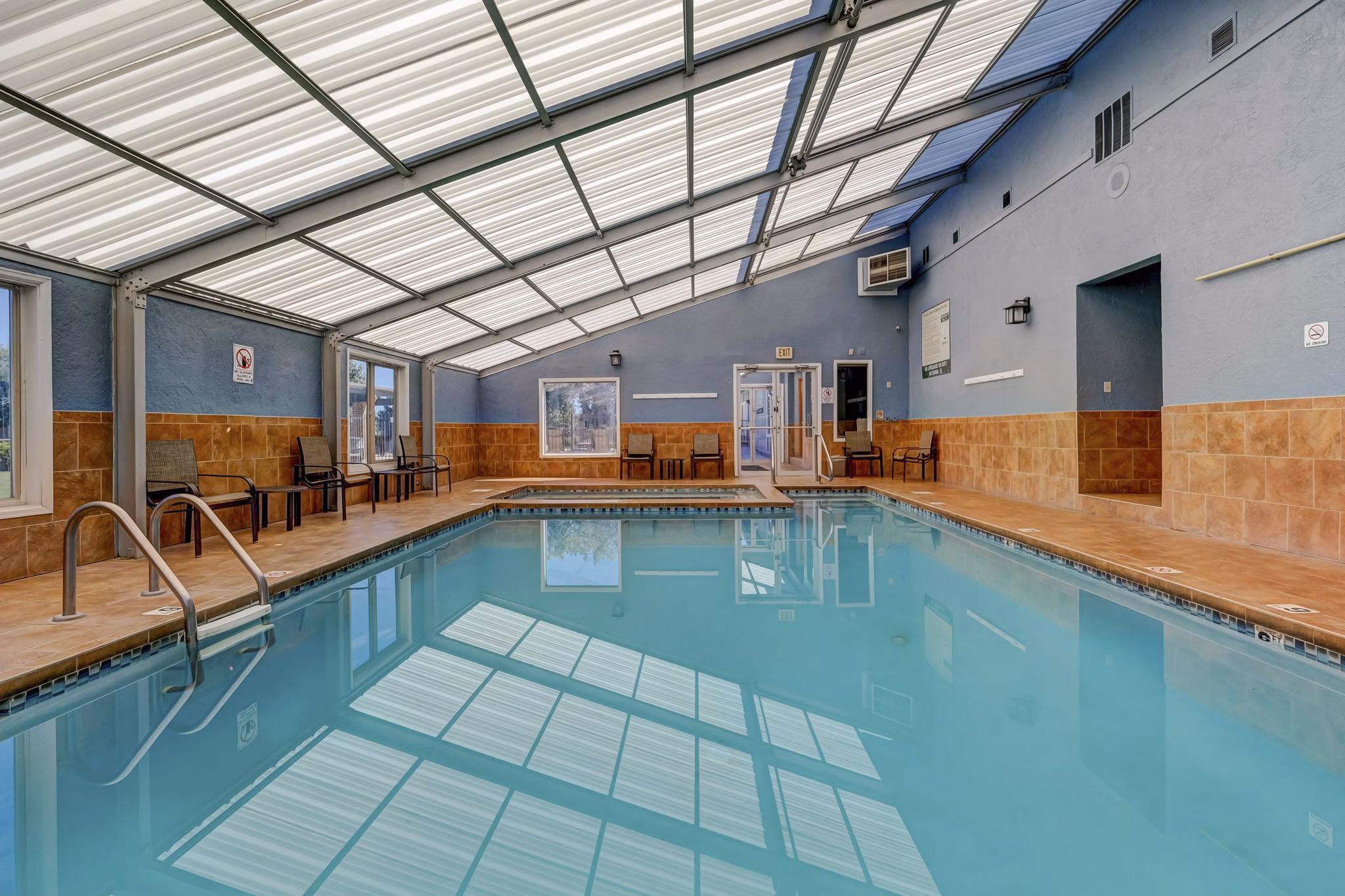 pool at Ridgeview Place Apartments 