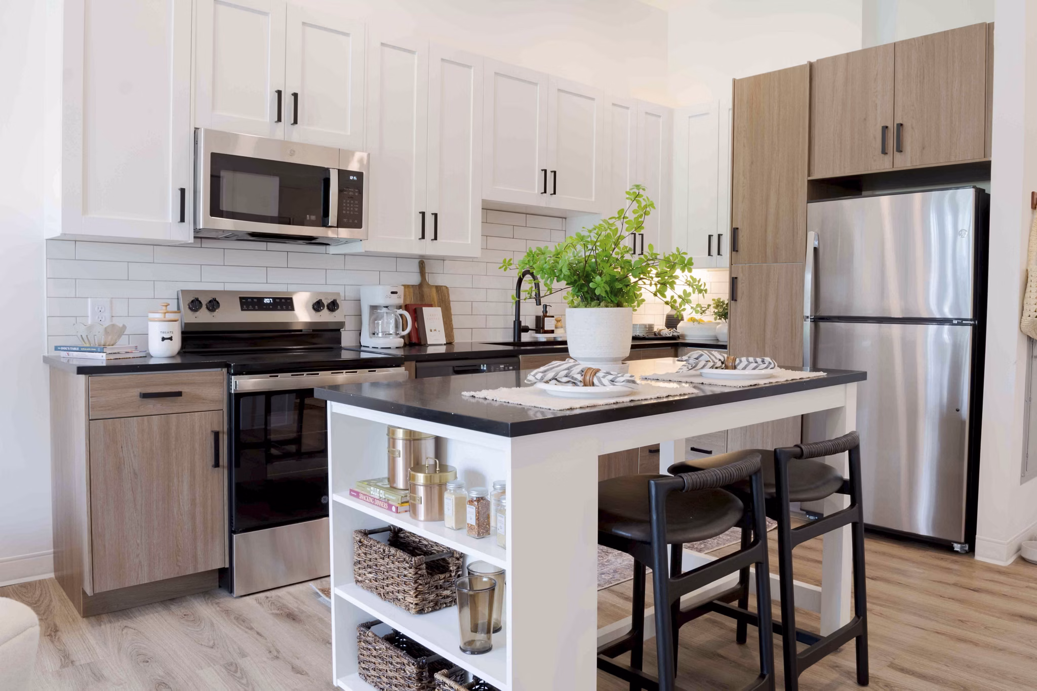 dining room at Irvington Place Apartments