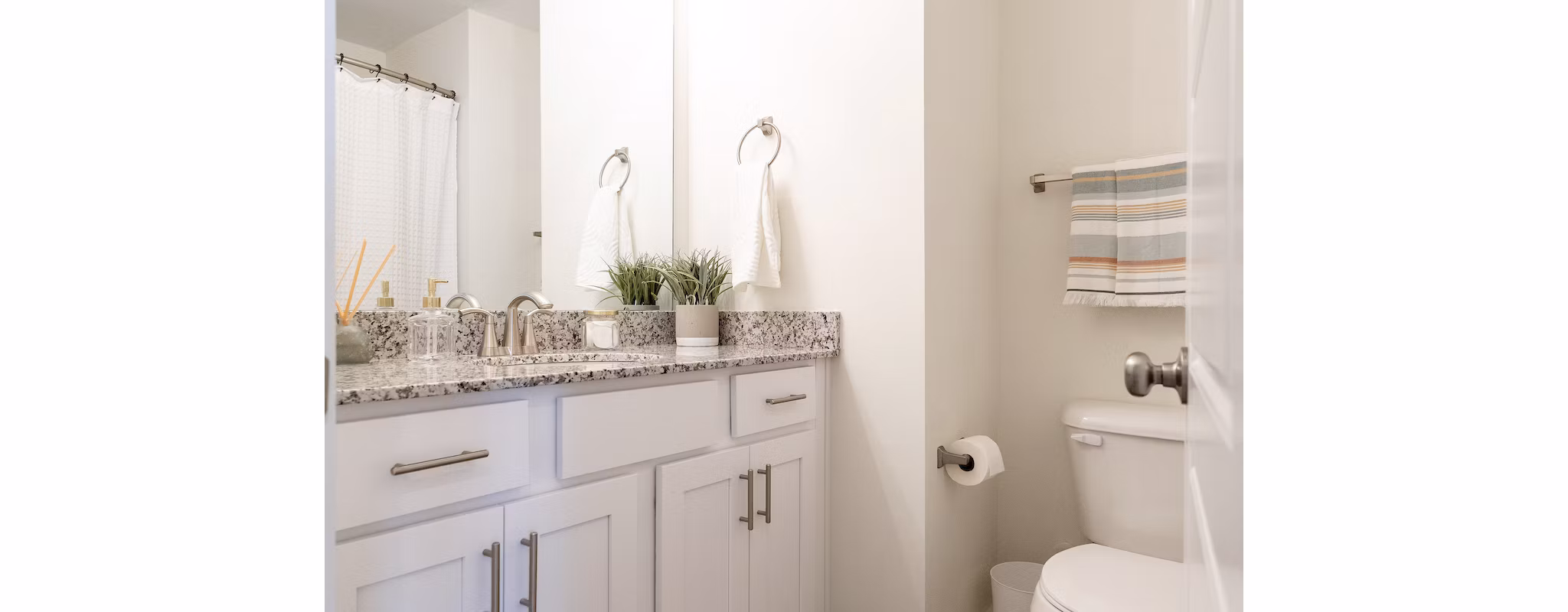 bathroom at Beckington Apartments
