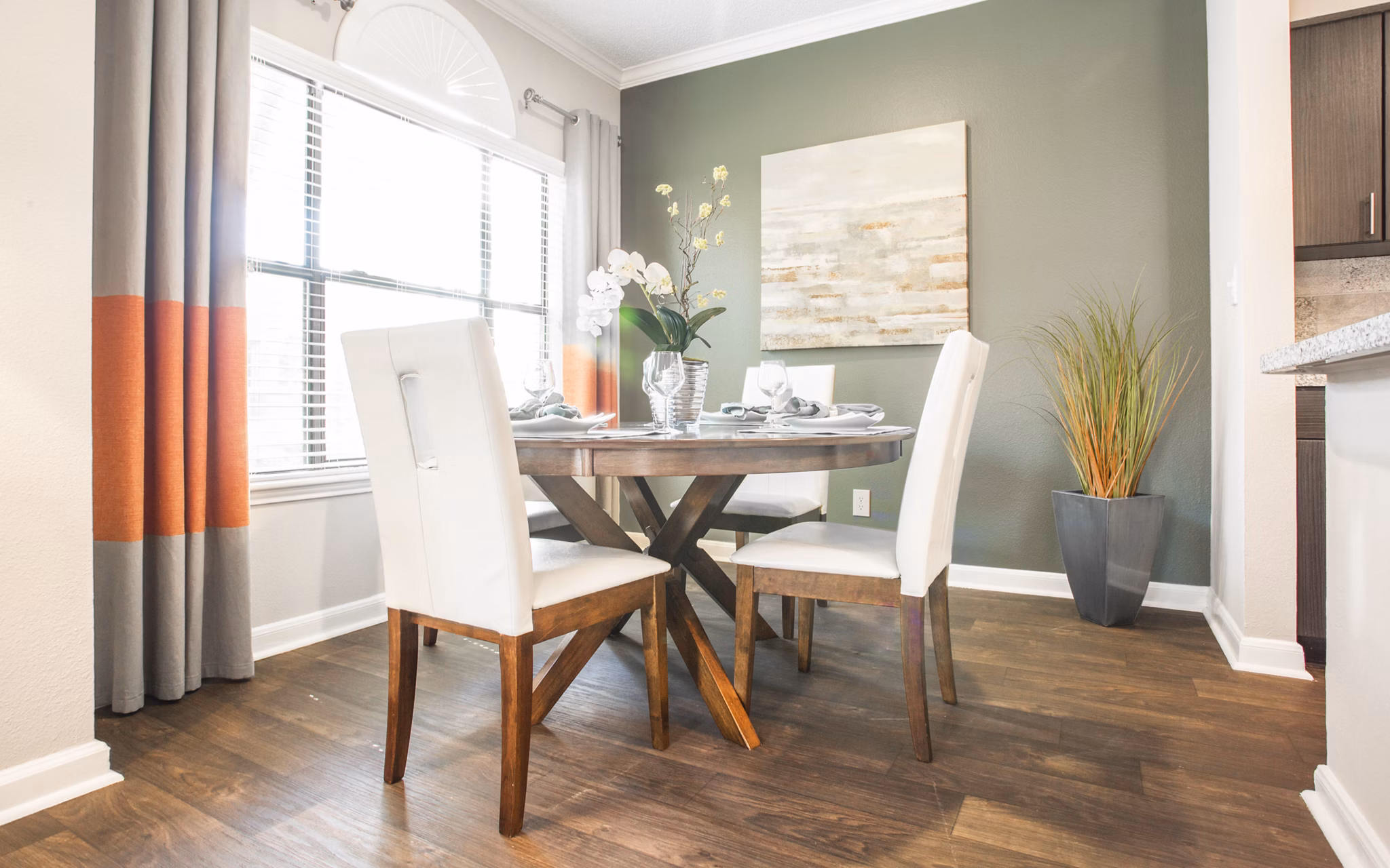 dining area at Lakeside Place Apartments