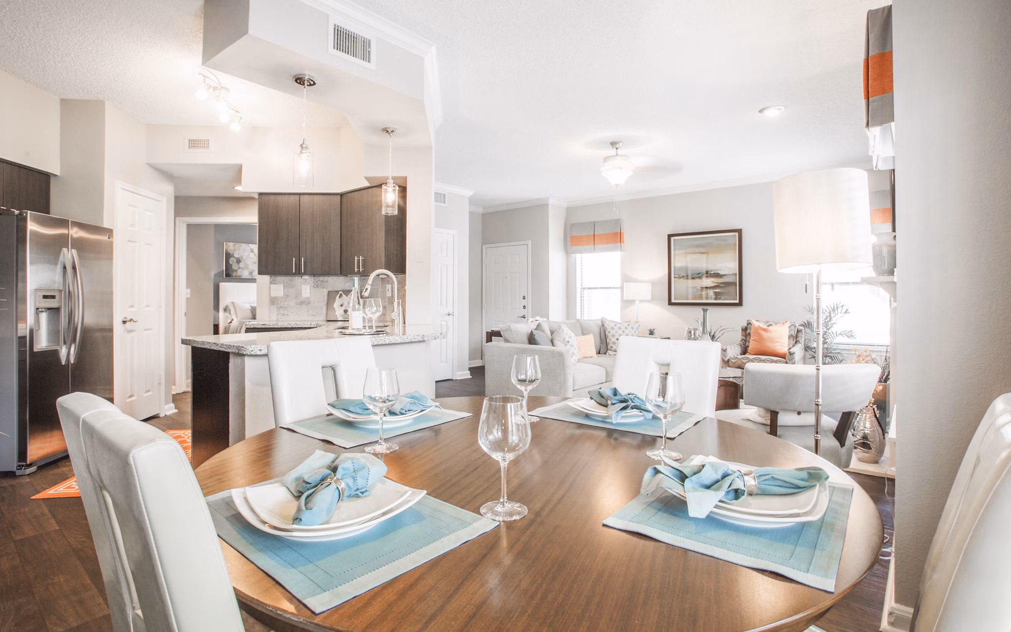 dining area at Lakeside Place Apartments