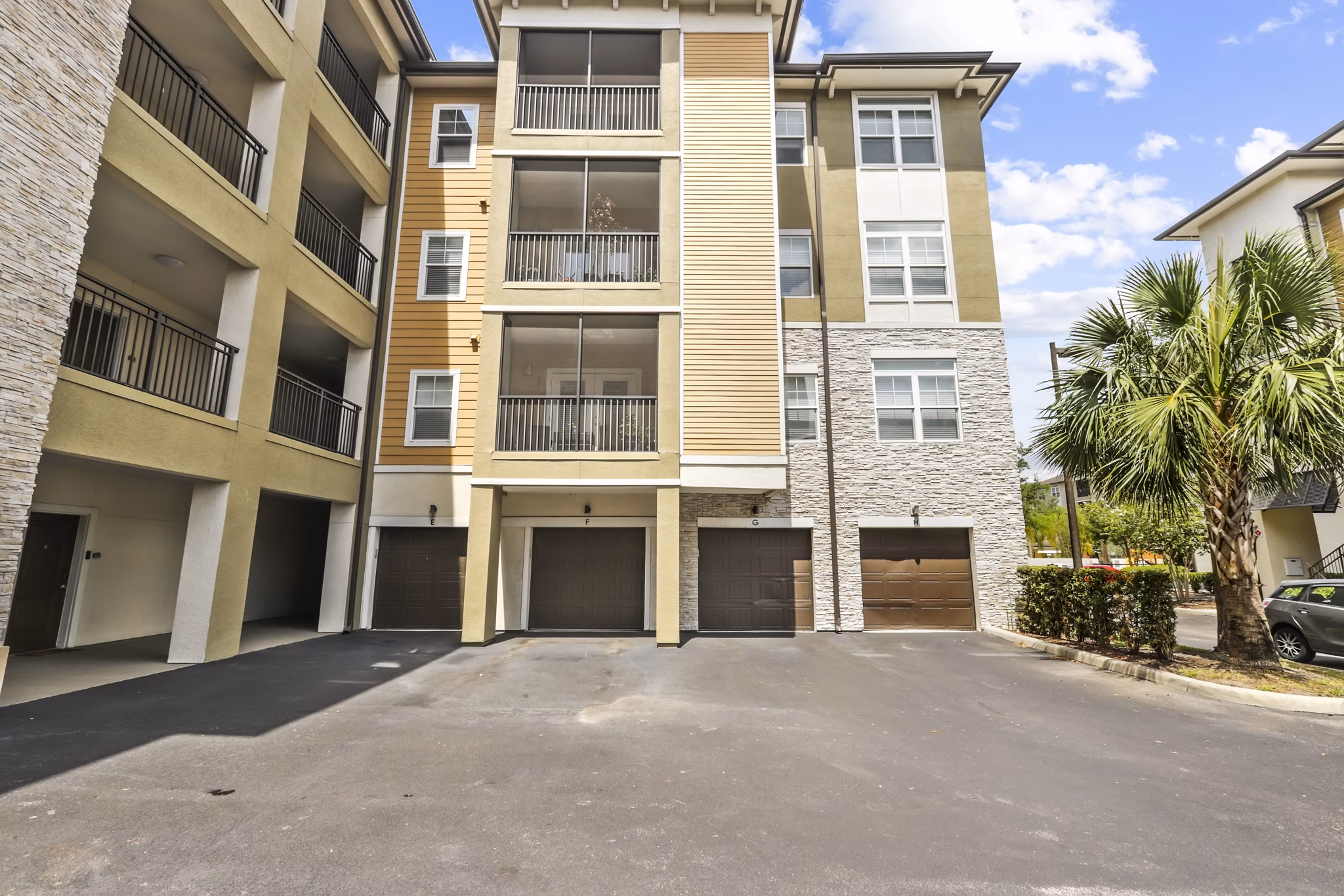 building at Lantower Brandon Crossroads Apartments