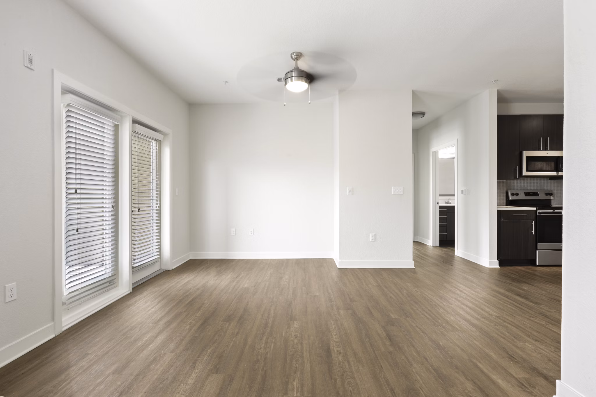 dining area at Lantower Brandon Crossroads Apartments