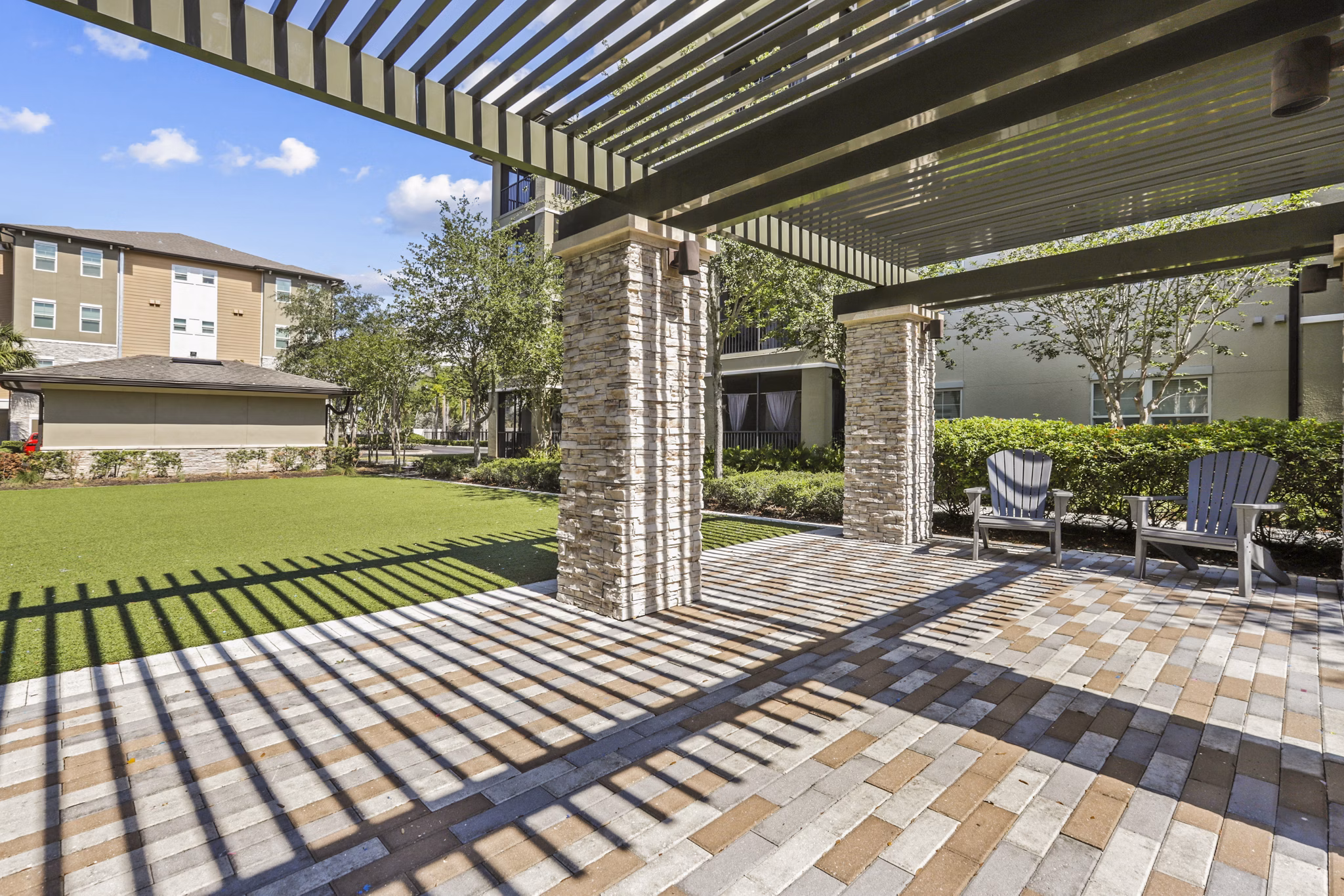 courtyard at Lantower Brandon Crossroads Apartments