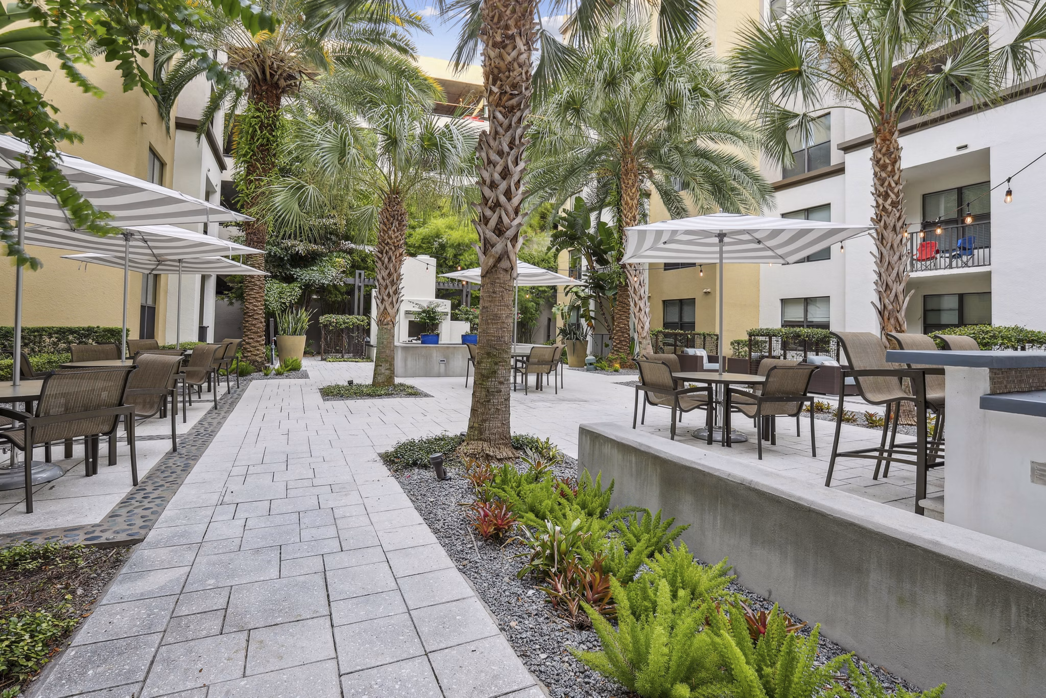 courtyard at Lantower Westshore Apartments