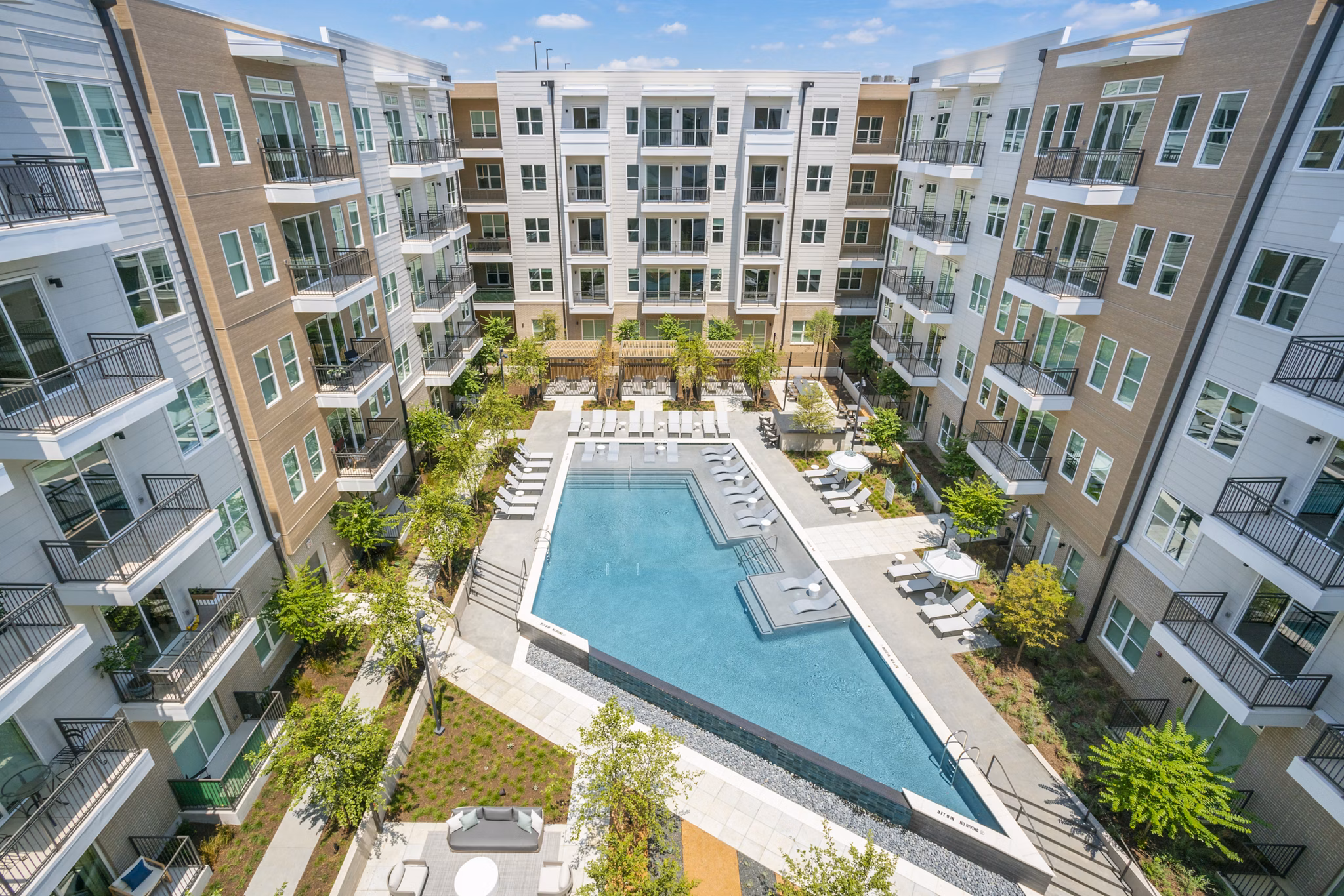pool at Lantower West Love Apartments