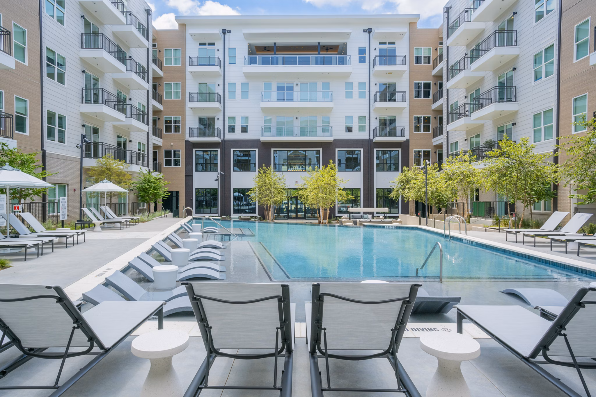 pool at Lantower West Love Apartments