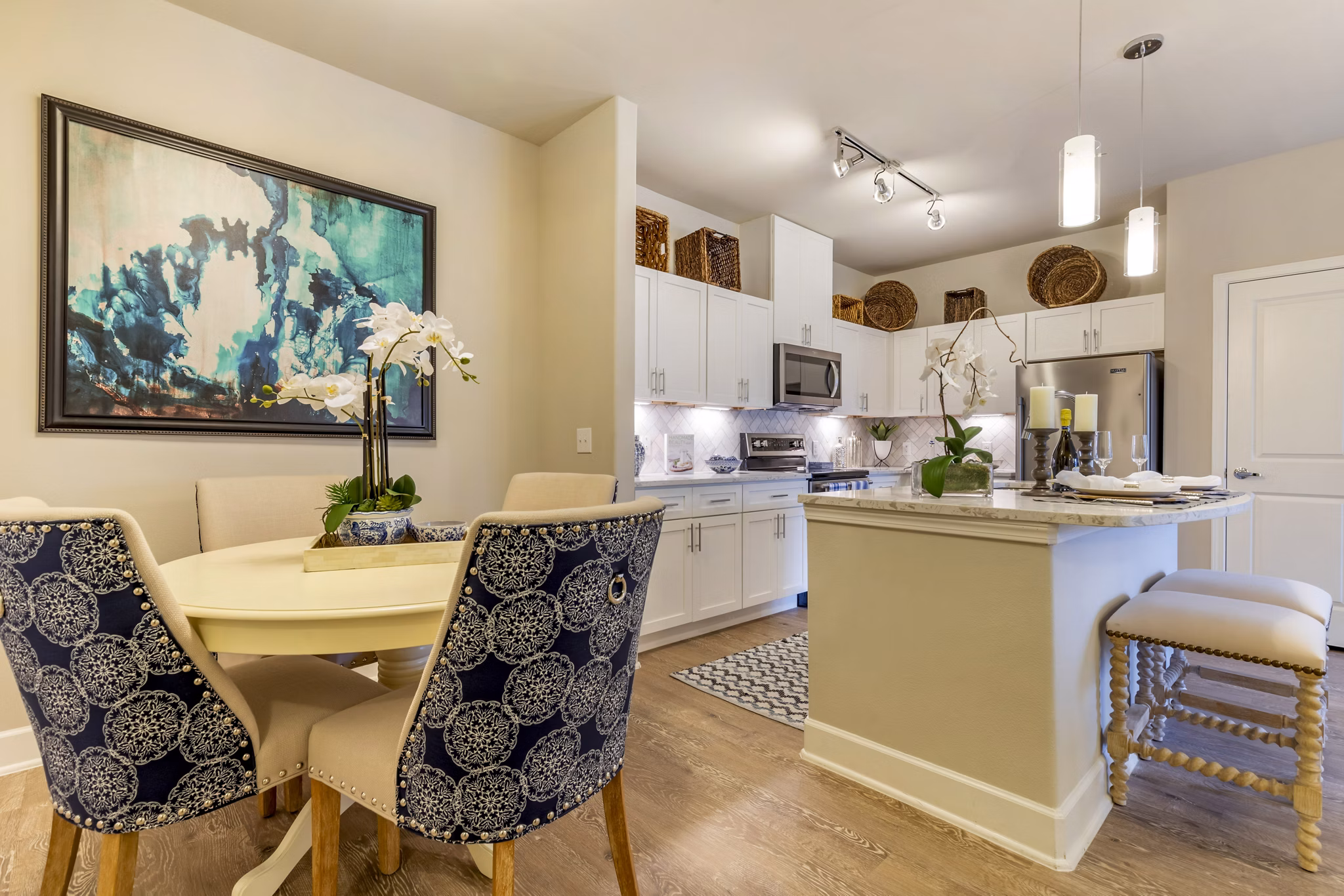 dining area at Edgewater Apartments