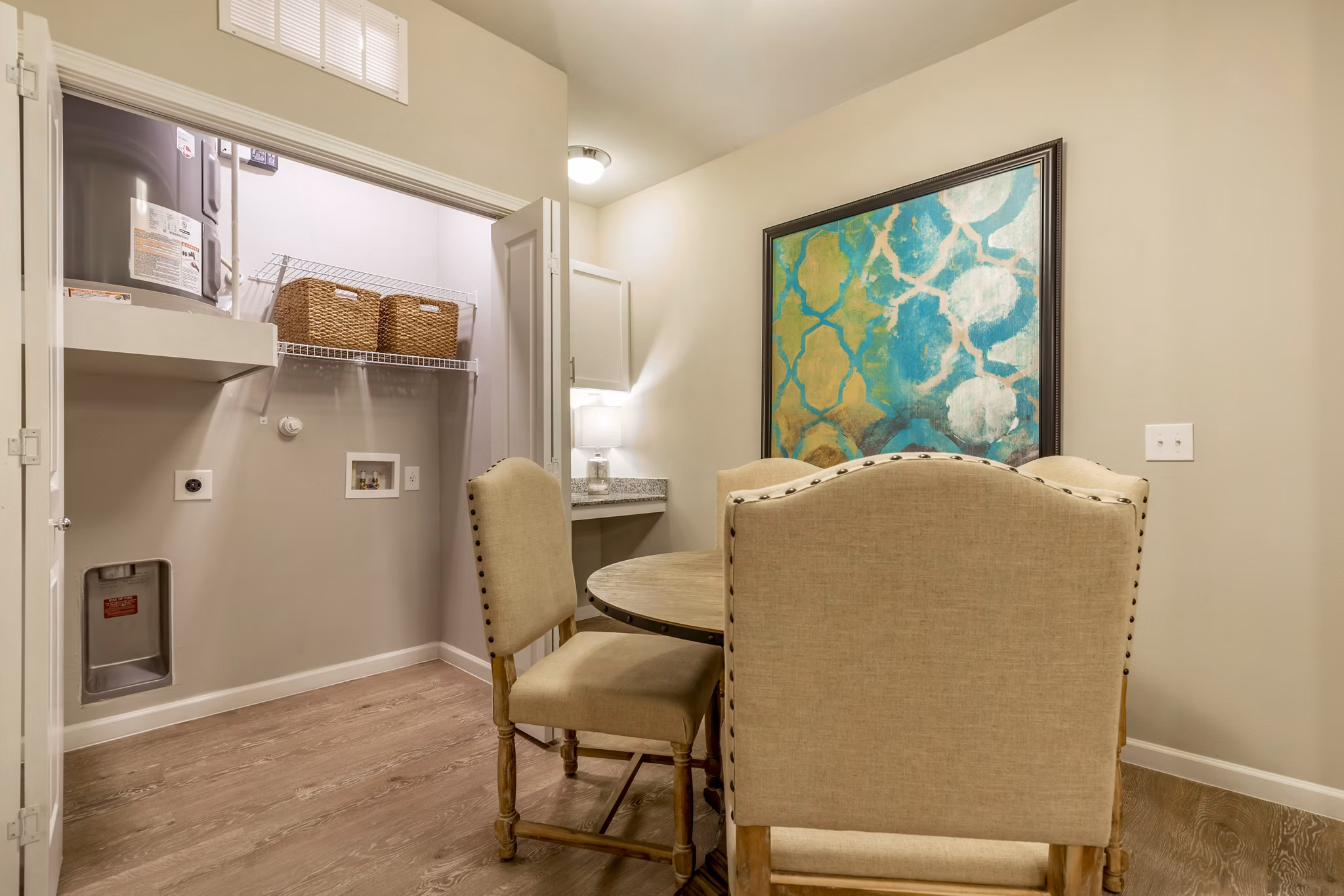 dining area at Edgewater Apartments