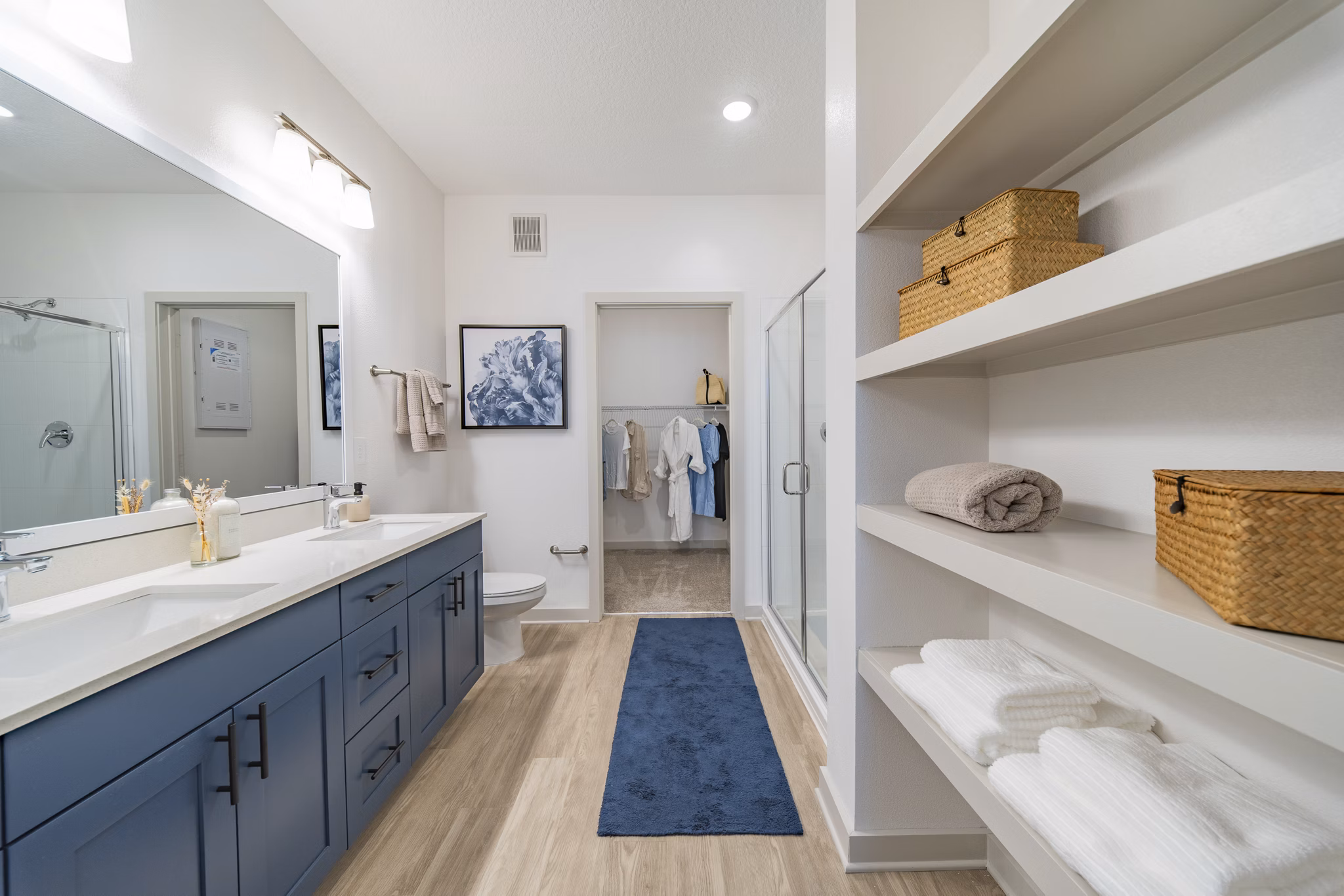 bathroom at Lago Apartments