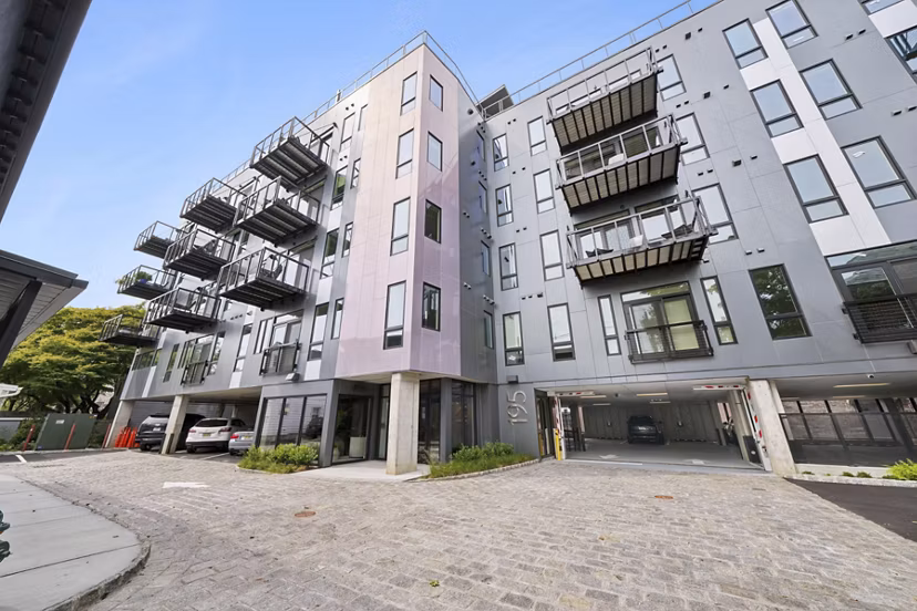 building at 195 Nassau Apartments
