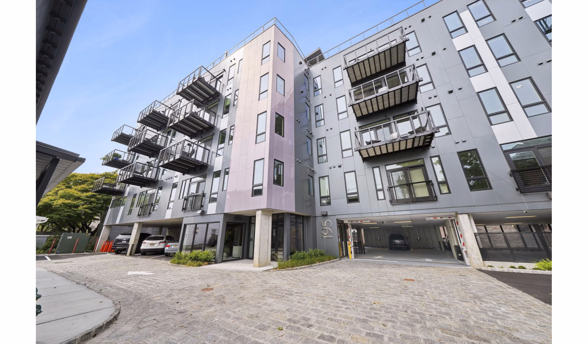 building at 195 Nassau Apartments