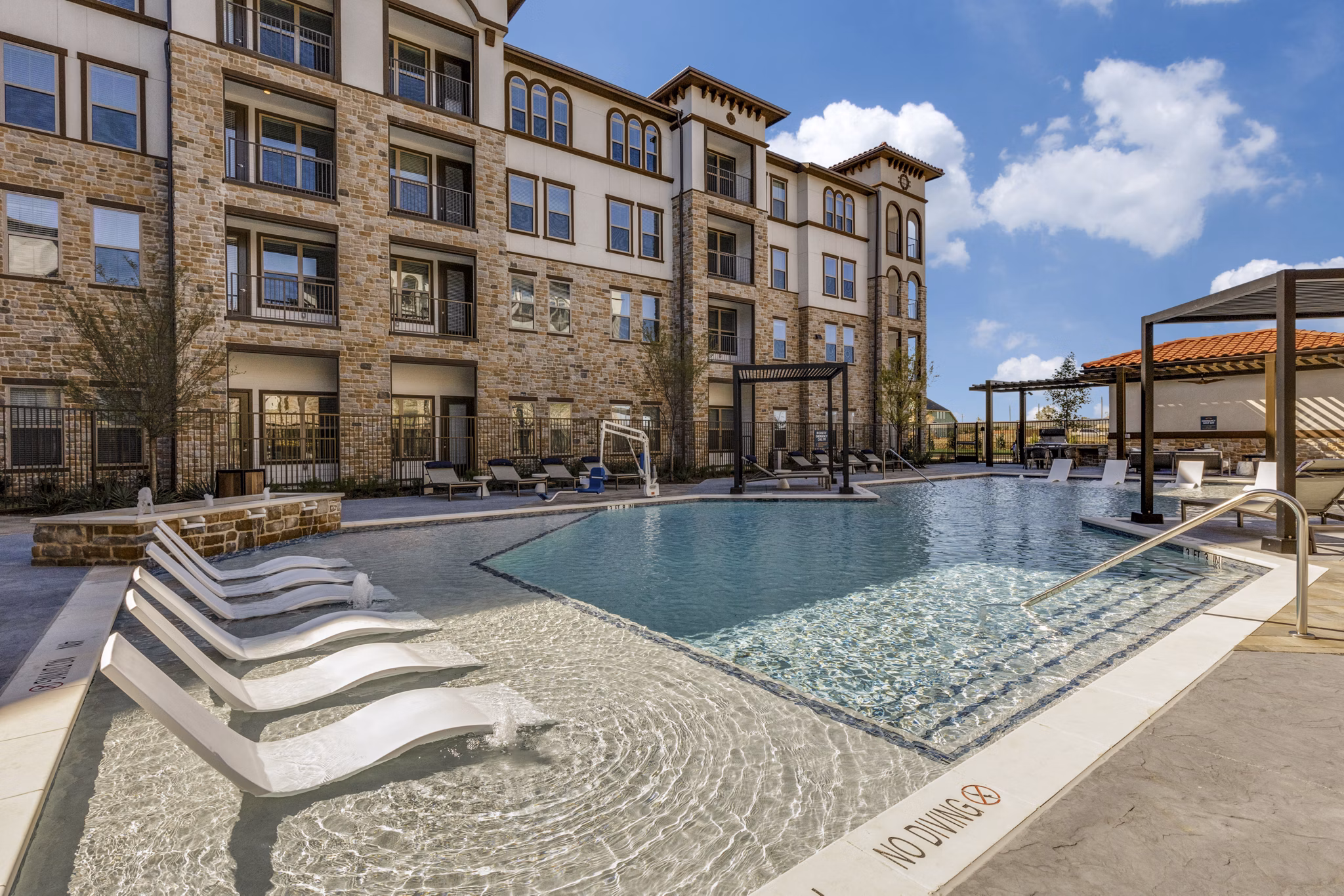pool at Jefferson Cove Apartments