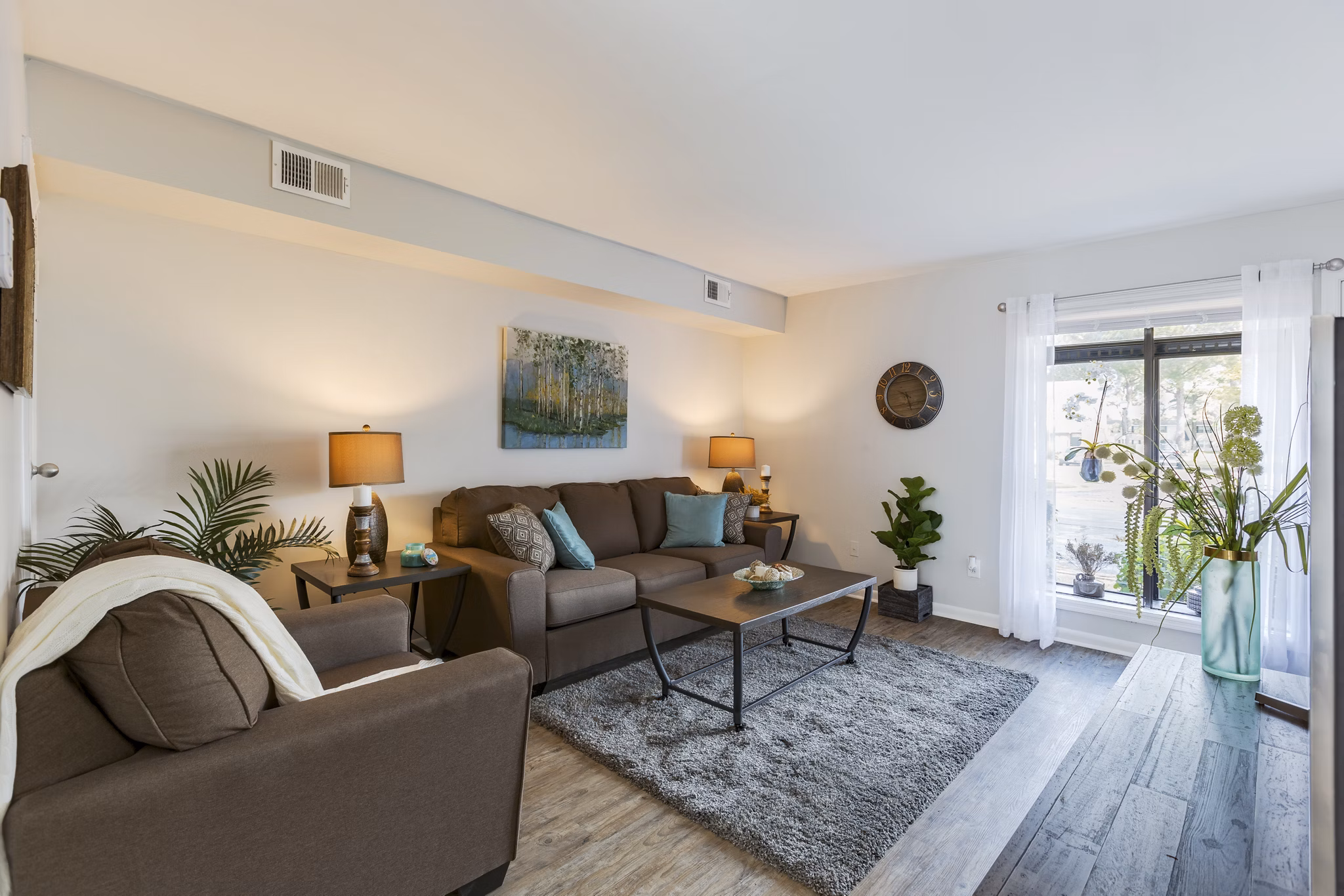 living room at Lakeview Apartments and Townhomes Apartments