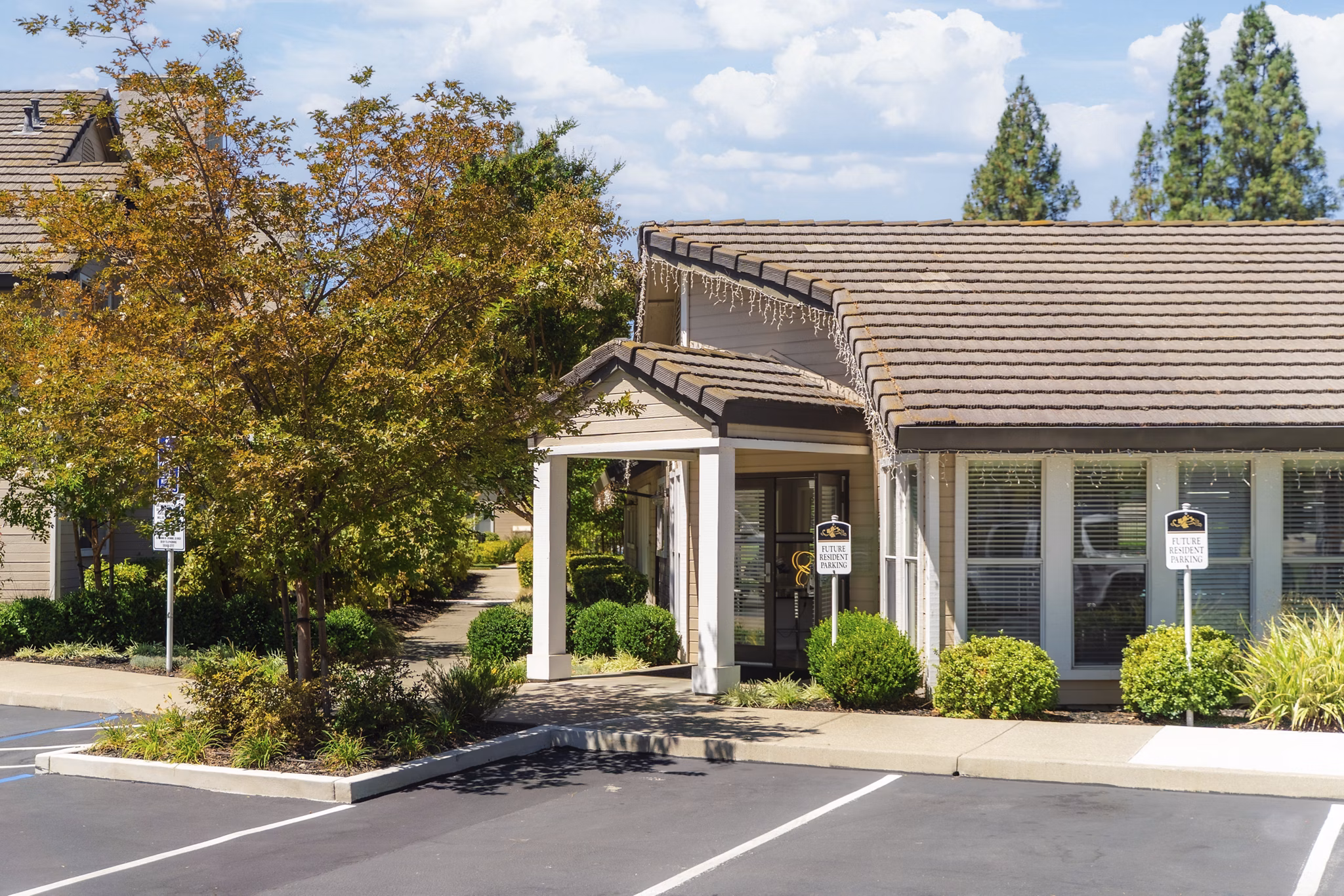 exterior at Chardonnay Gardens Apartments
