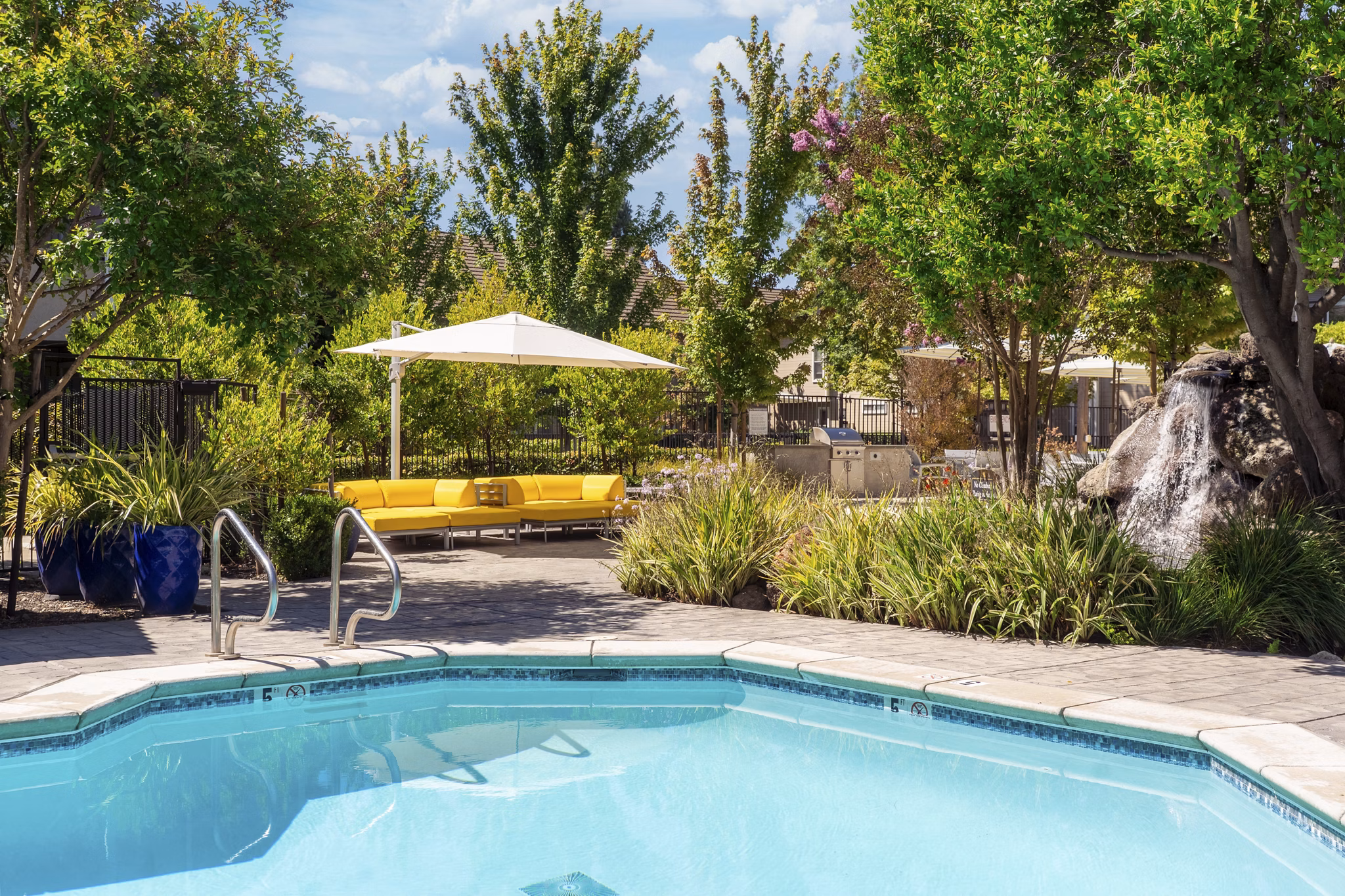 pool at Chardonnay Gardens Apartments