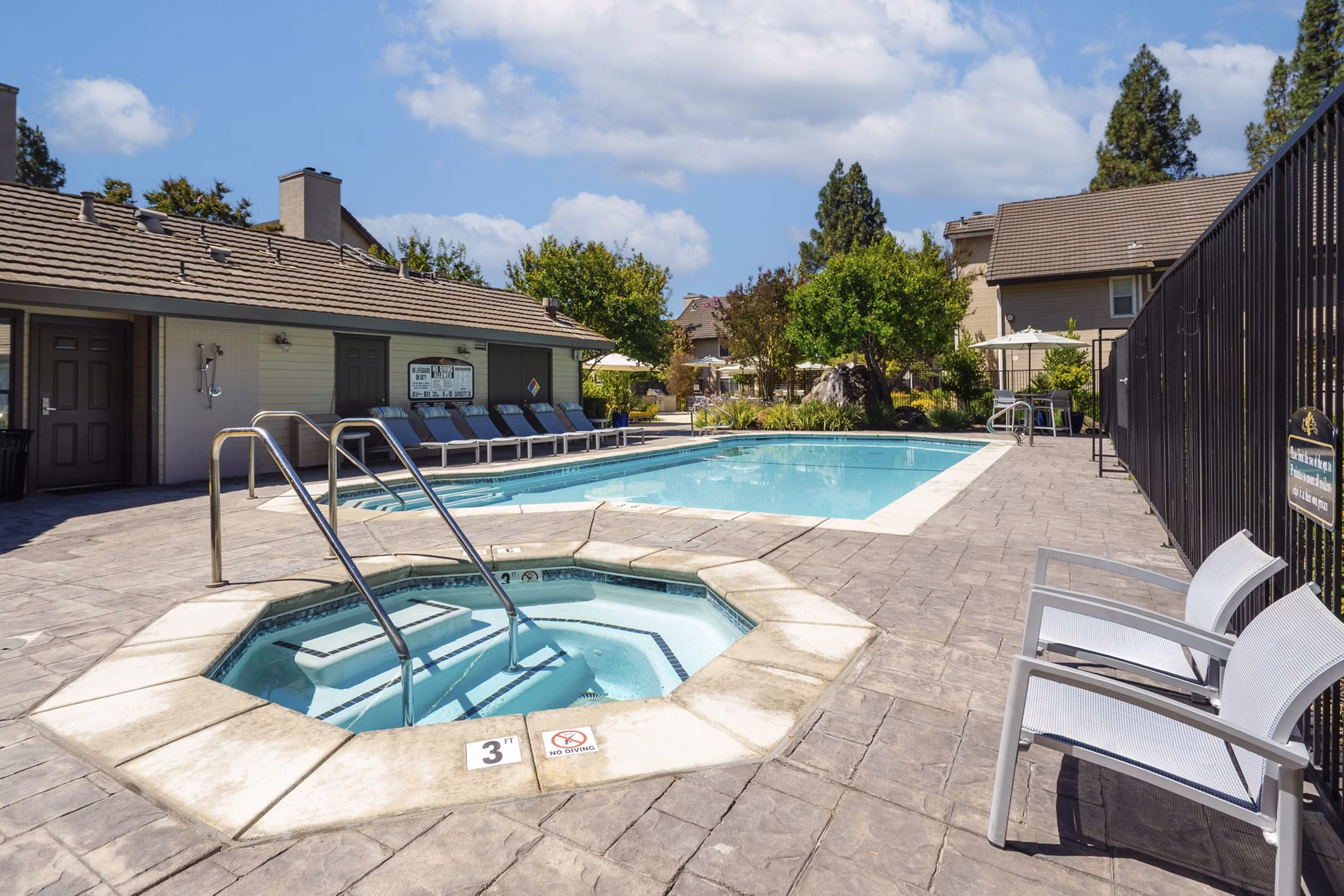 pool at Chardonnay Gardens Apartments