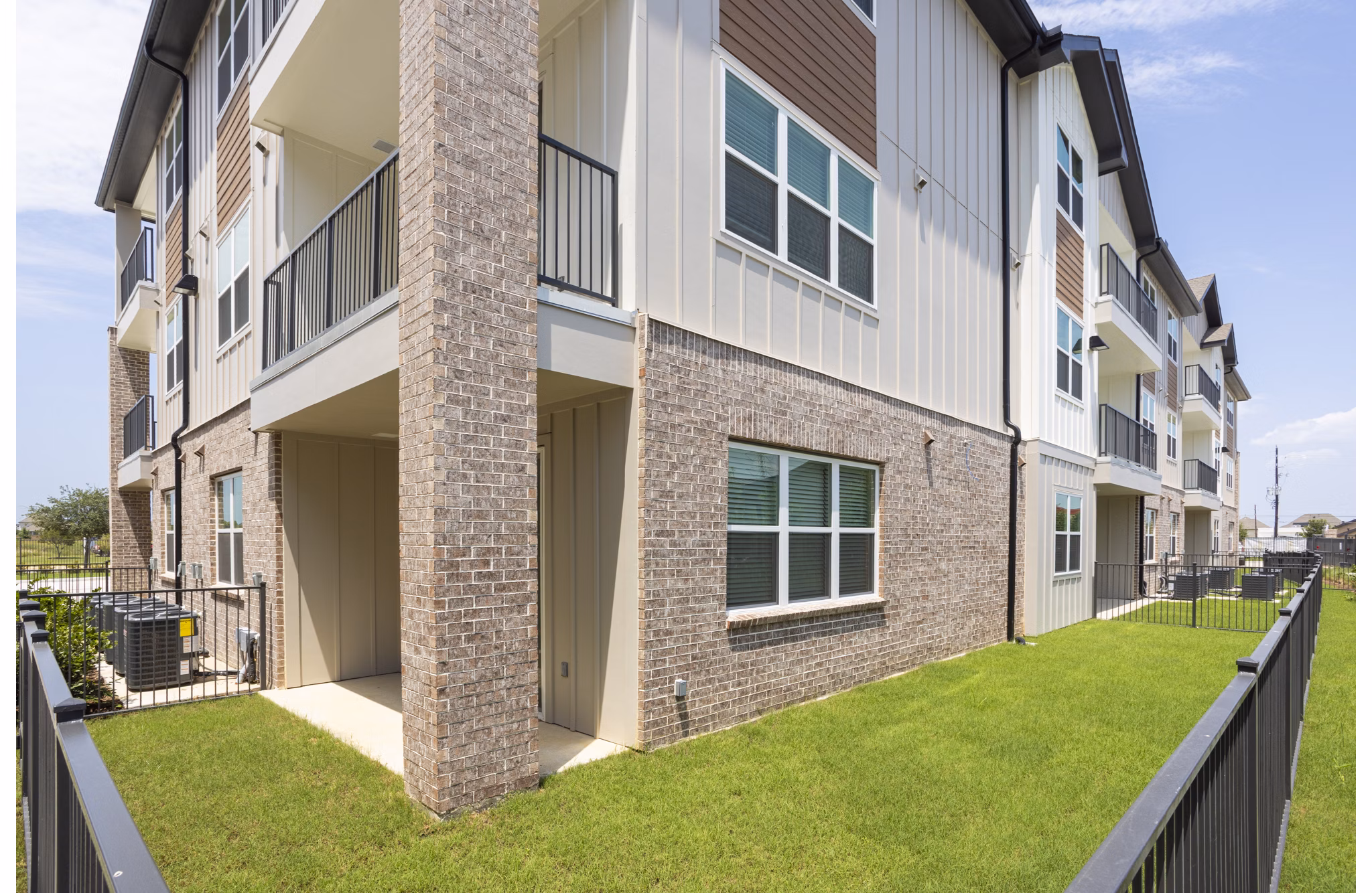 building at Broadstone Creekside Apartments