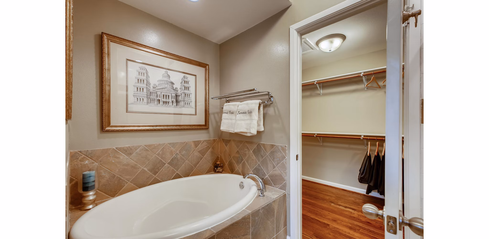 bathroom at Memorial Creole Apartments