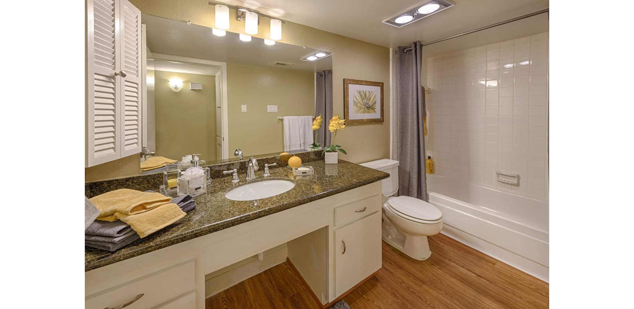 bathroom at Memorial Creole Apartments