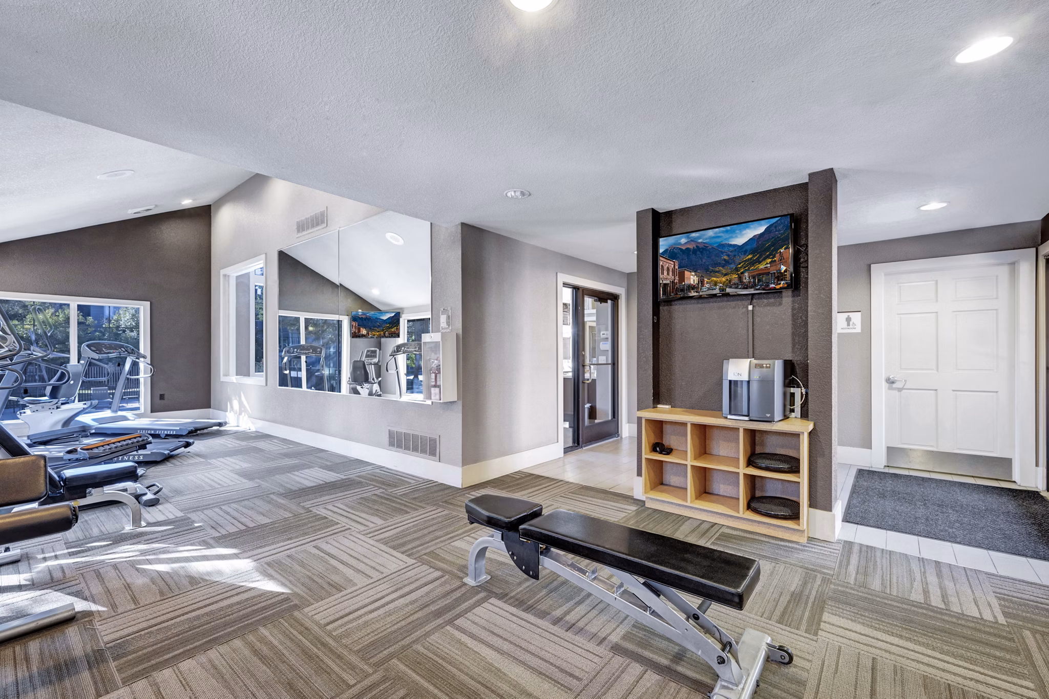 fitness center at Summit Riverside Apartments 
