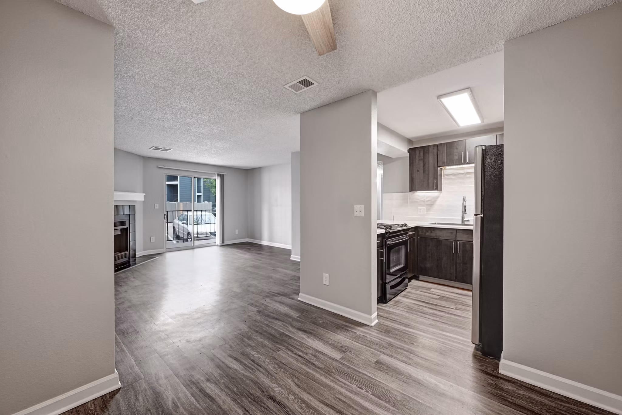 living room at Summit Riverside Apartments 