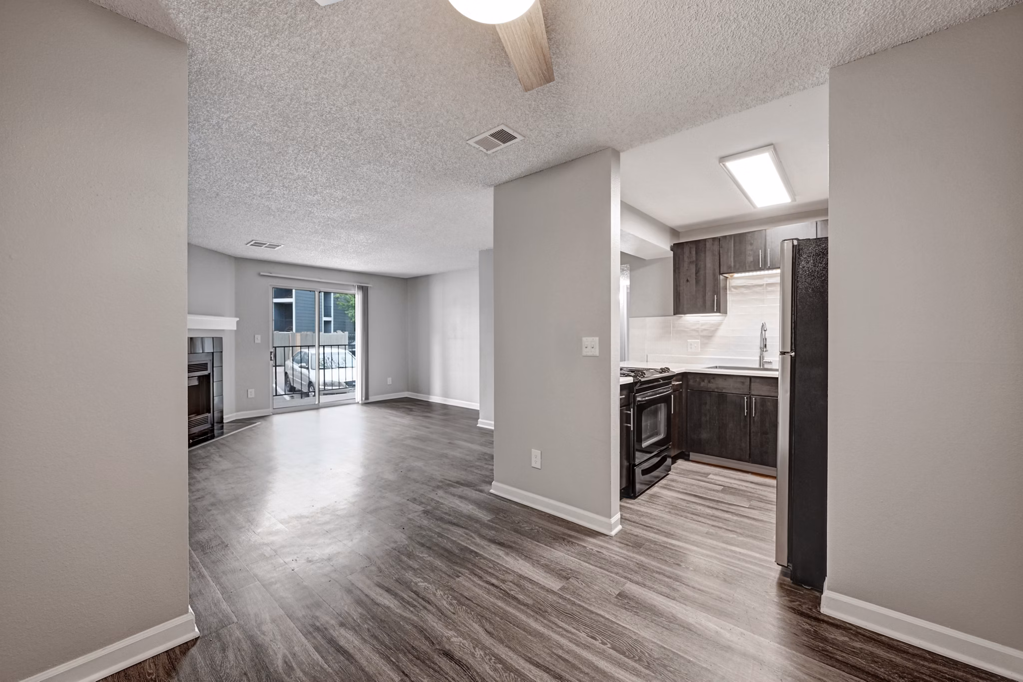 living room at Summit Riverside Apartments 