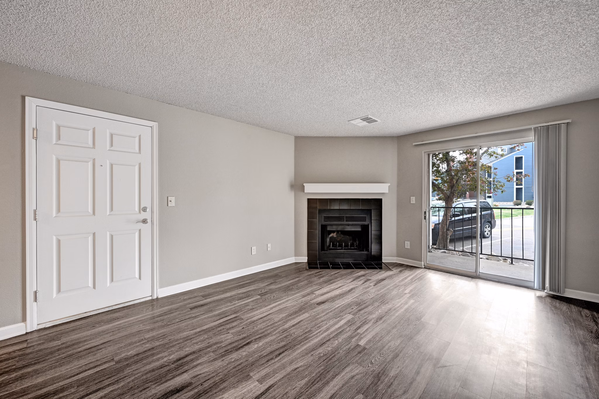 living room at Summit Riverside Apartments 