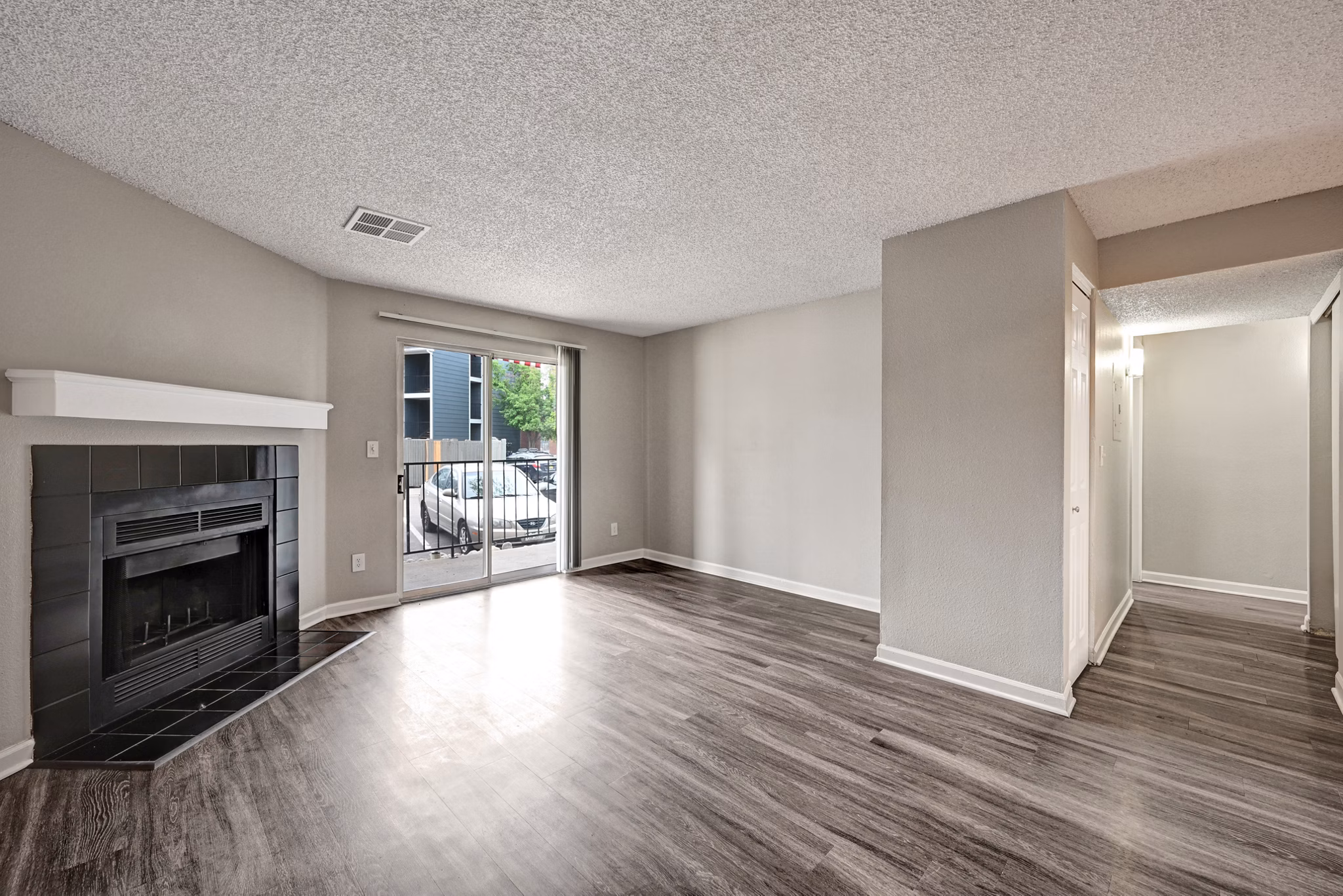 living room at Summit Riverside Apartments 