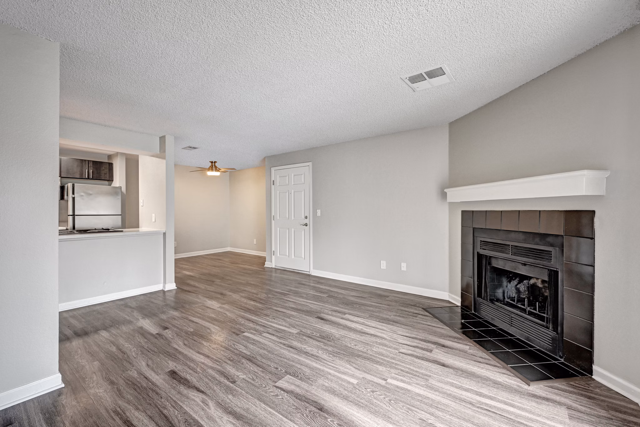 living room at Summit Riverside Apartments 