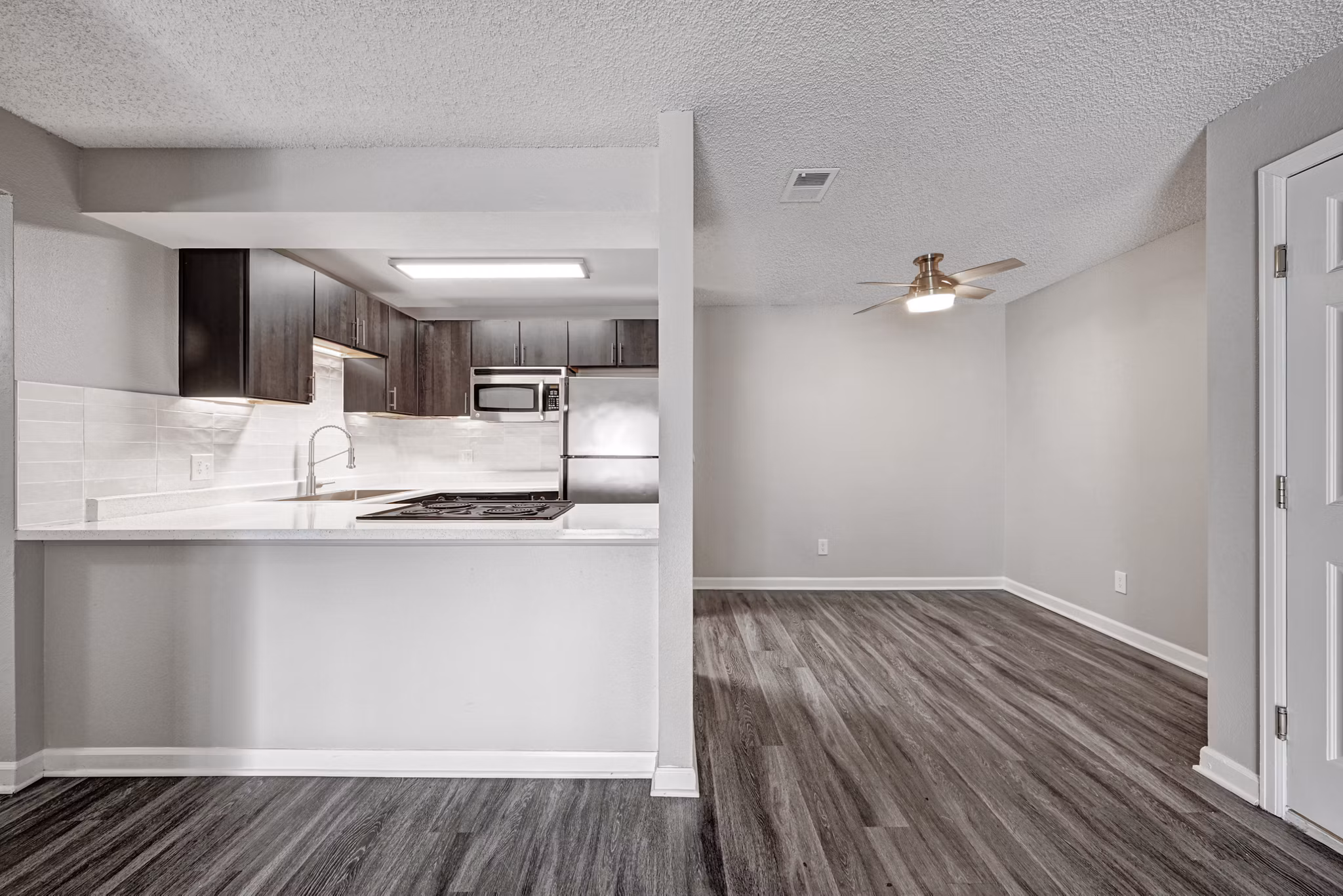 living room at Summit Riverside Apartments 
