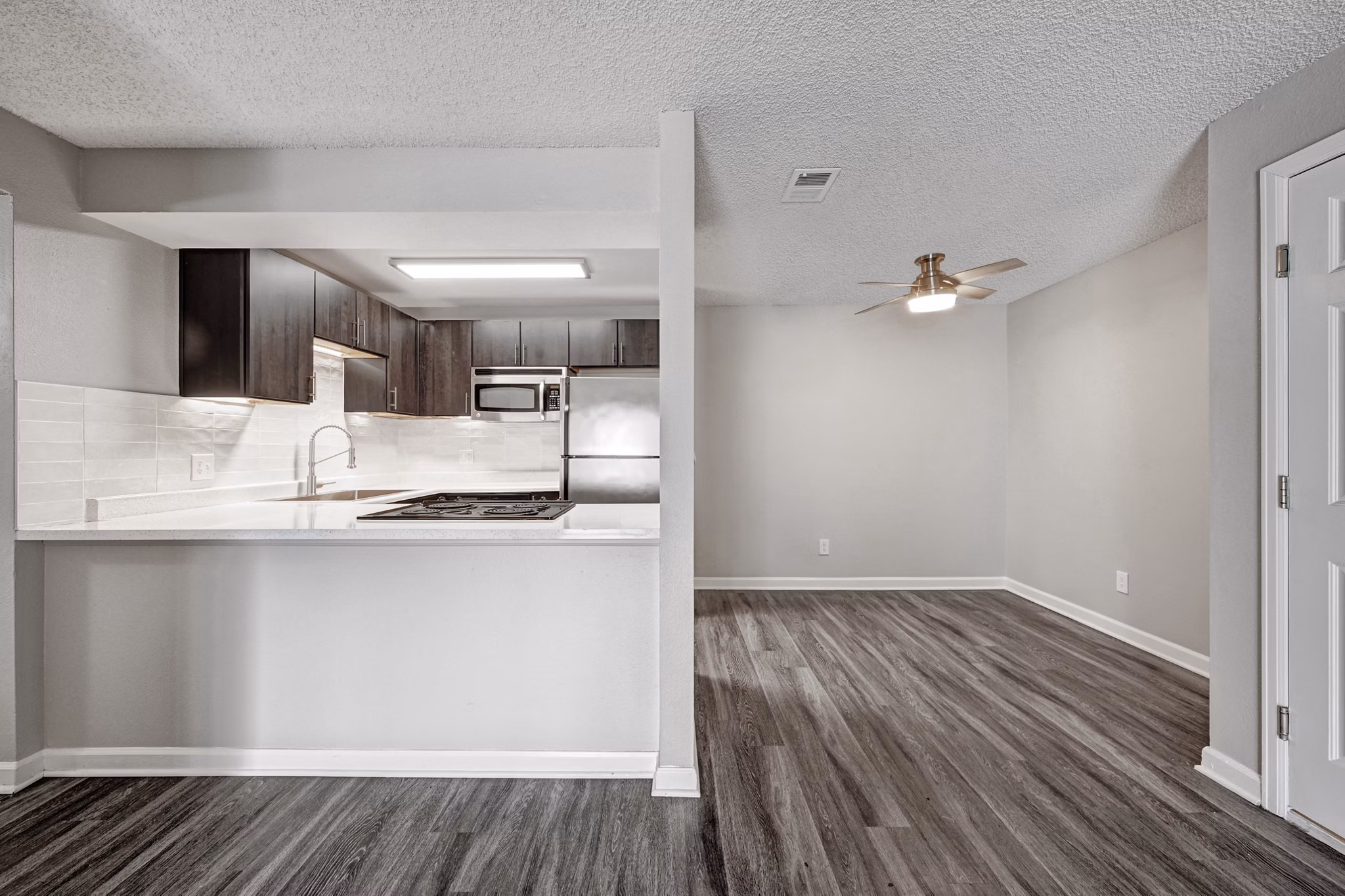 living room at Summit Riverside Apartments 