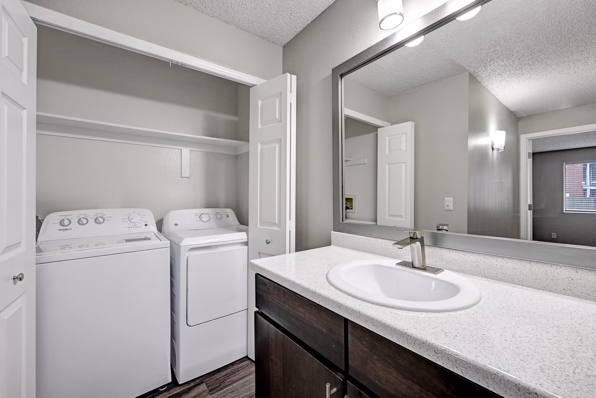 laundry facility at Summit Riverside Apartments 