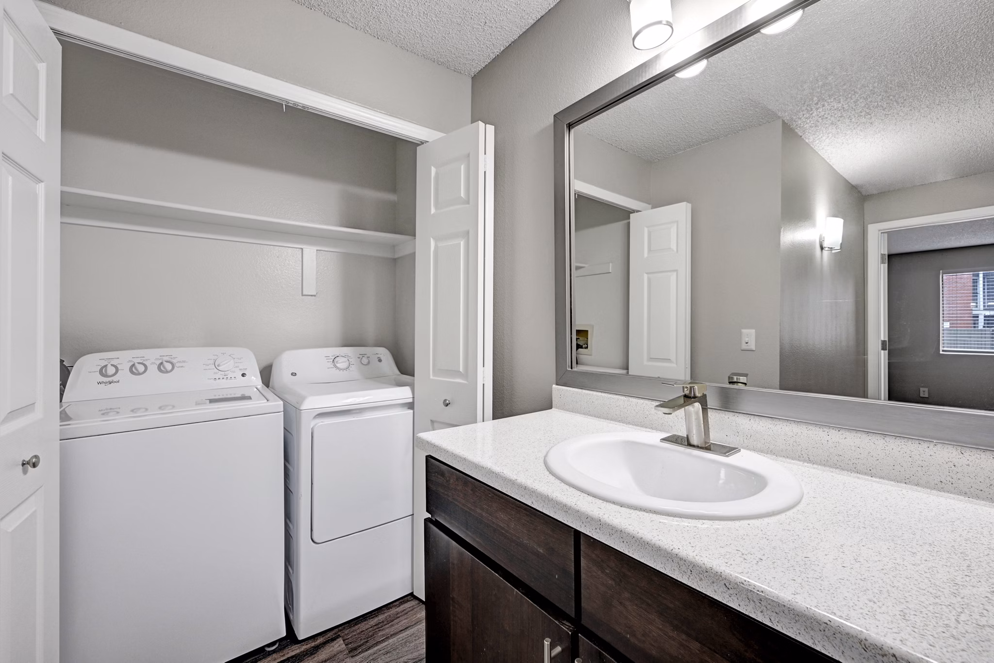 laundry facility at Summit Riverside Apartments 