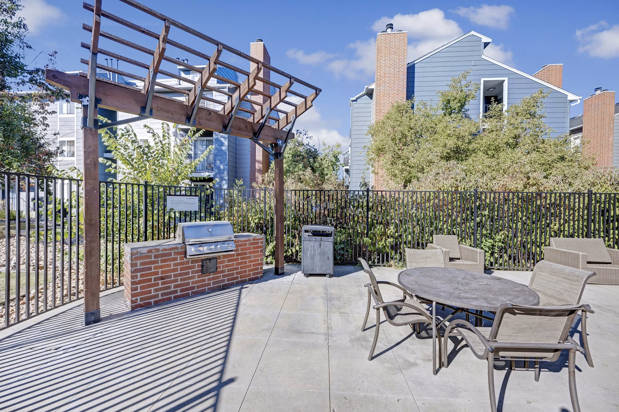 grill area at Summit Riverside Apartments 
