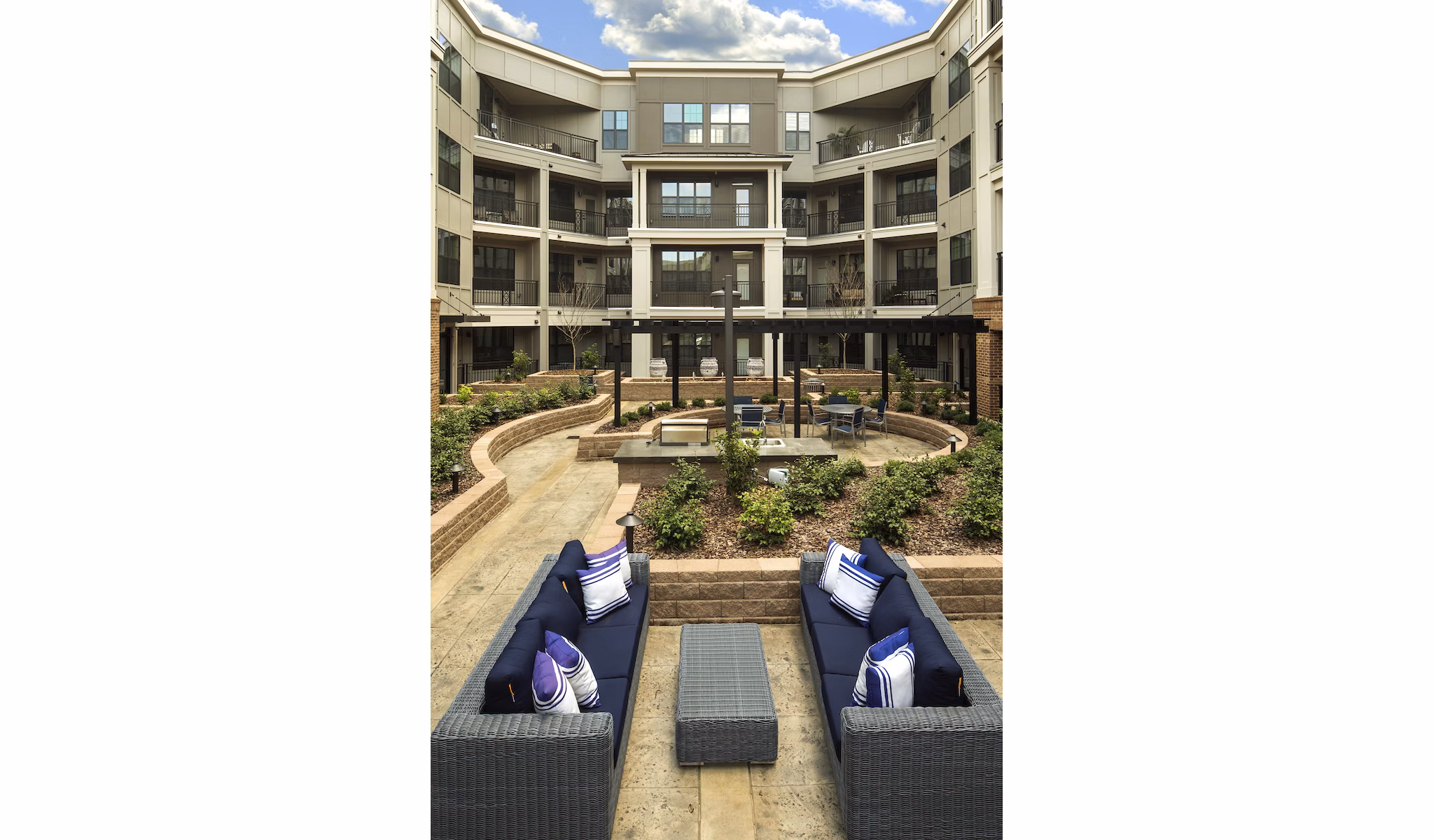 courtyard at The Lexington Dilworth Apartments