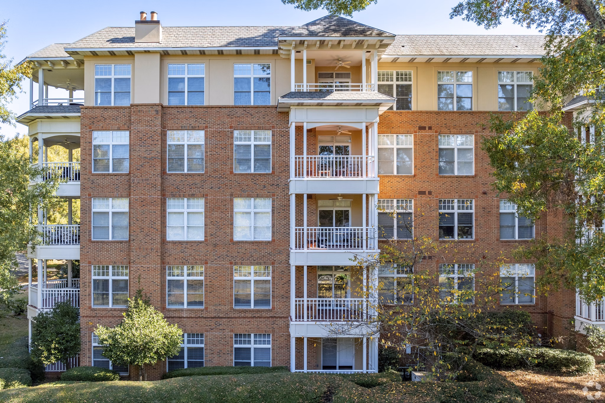 exterior at Queens at Granville Apartments