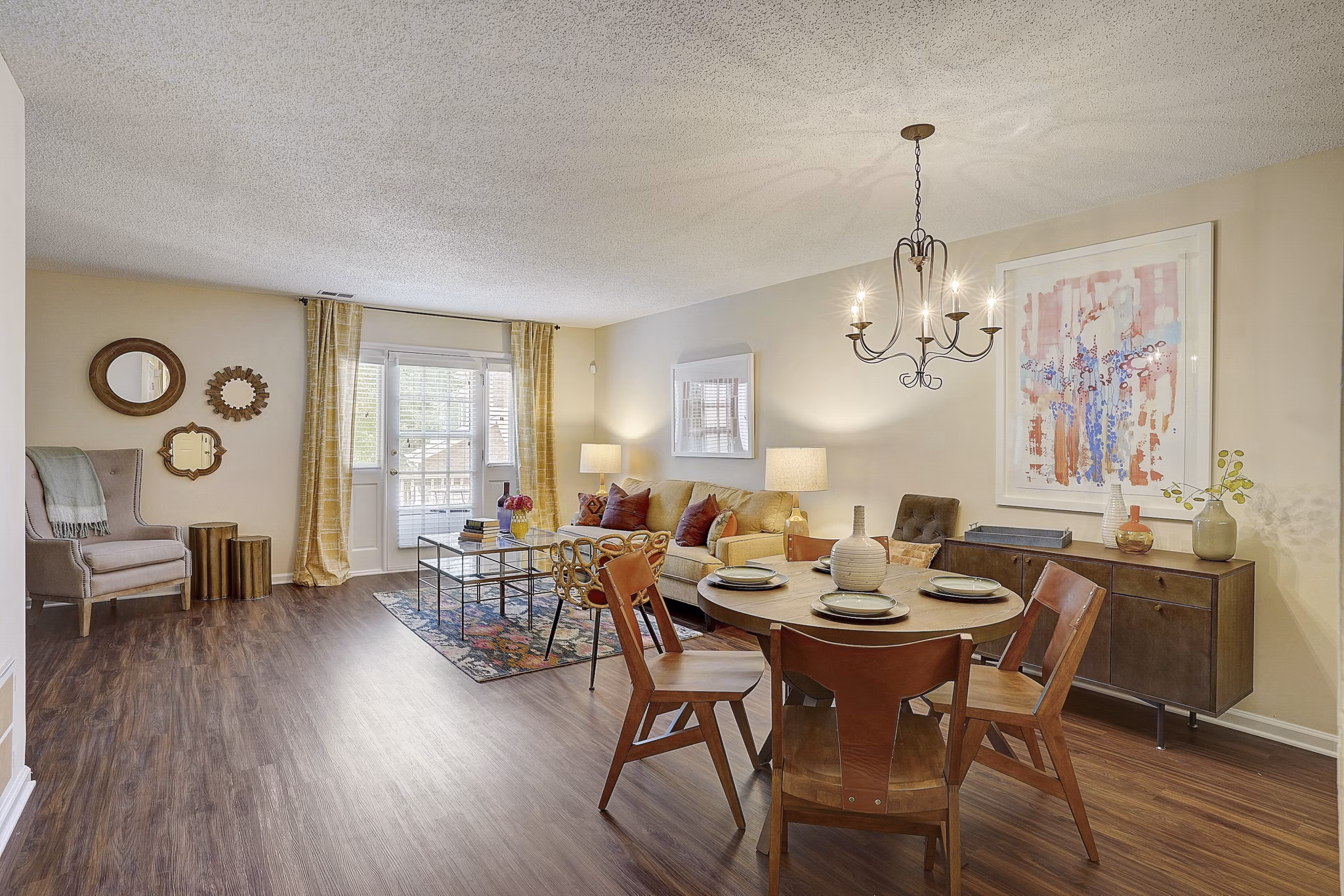 dining area at Strawberry Hill Apartments
