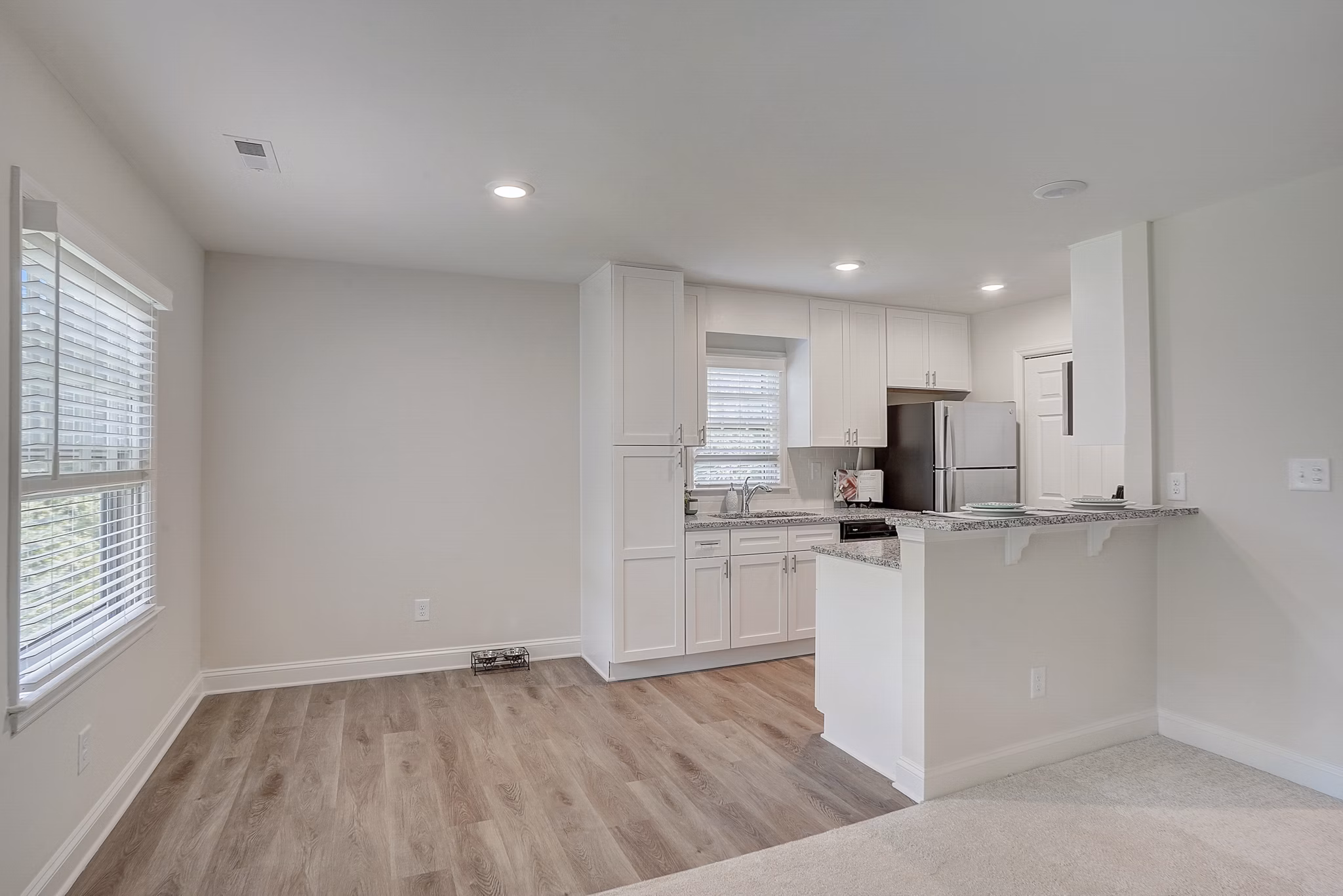 dining area at Strawberry Hill Apartments
