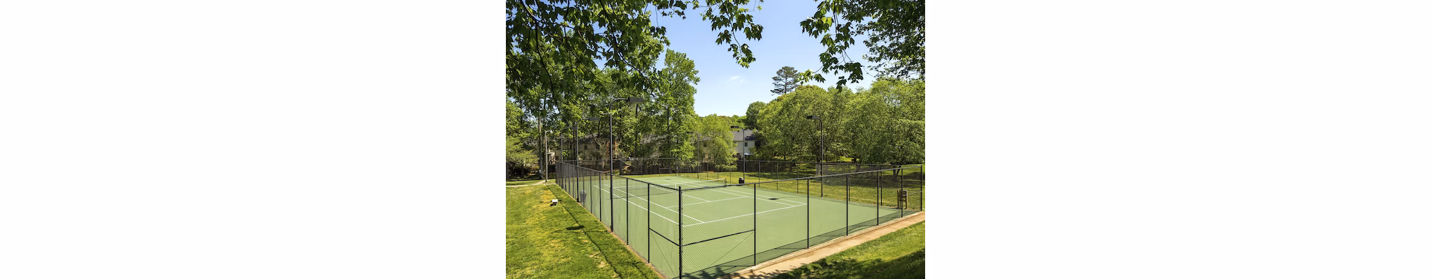 sport court at Strawberry Hill Apartments