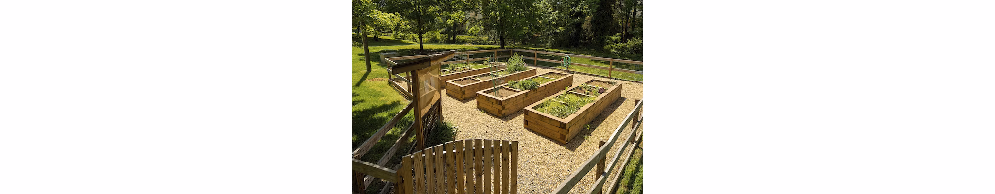 courtyard at Strawberry Hill Apartments