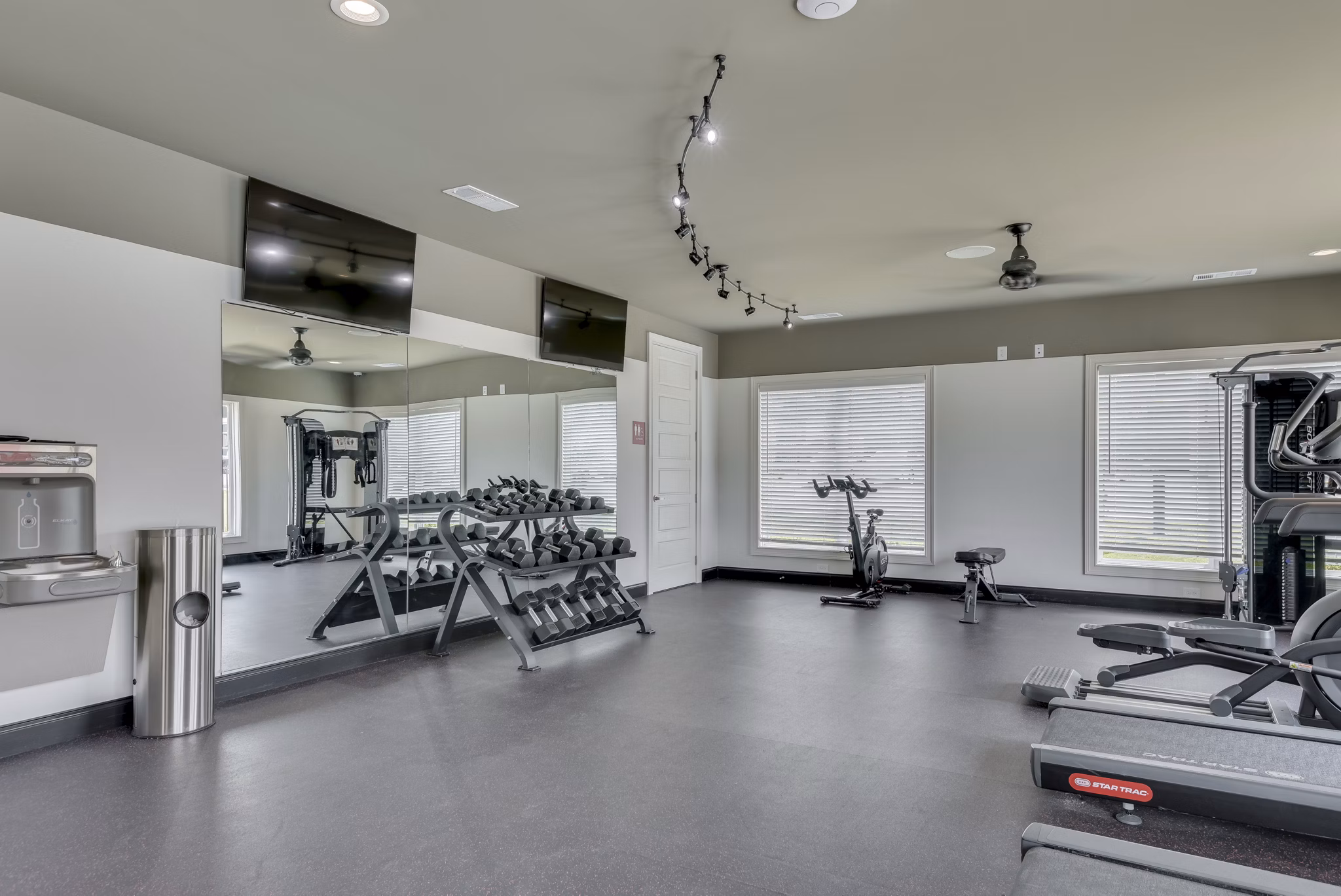 fitness center at MacArthur Park Apartments 