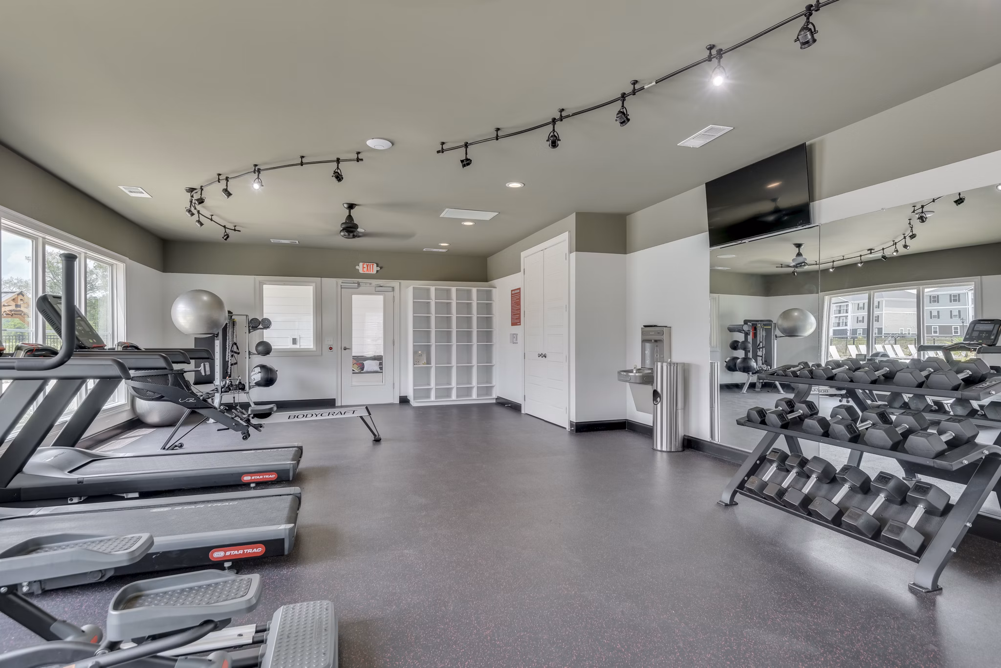fitness center at MacArthur Park Apartments 
