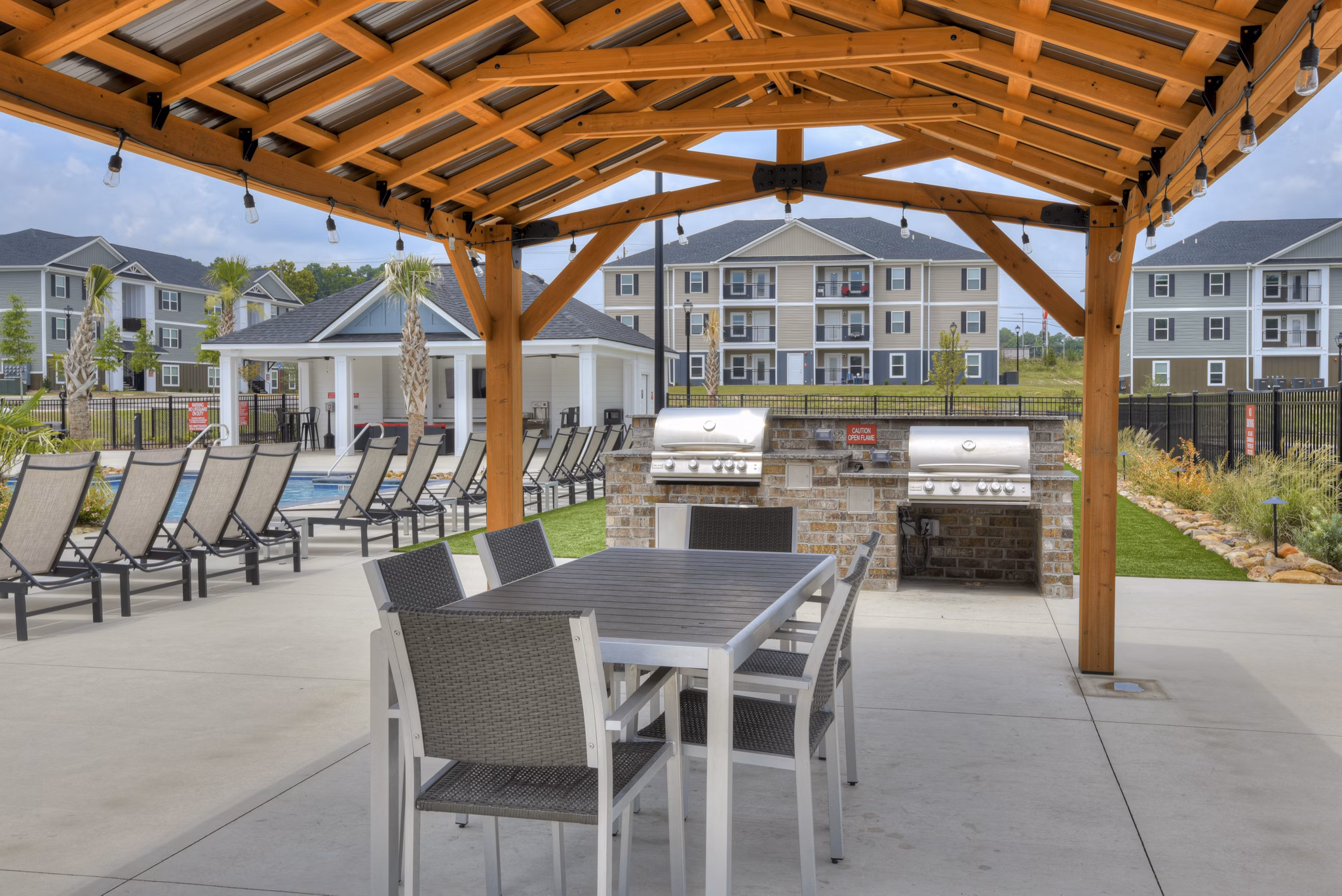 grill area at MacArthur Park Apartments 