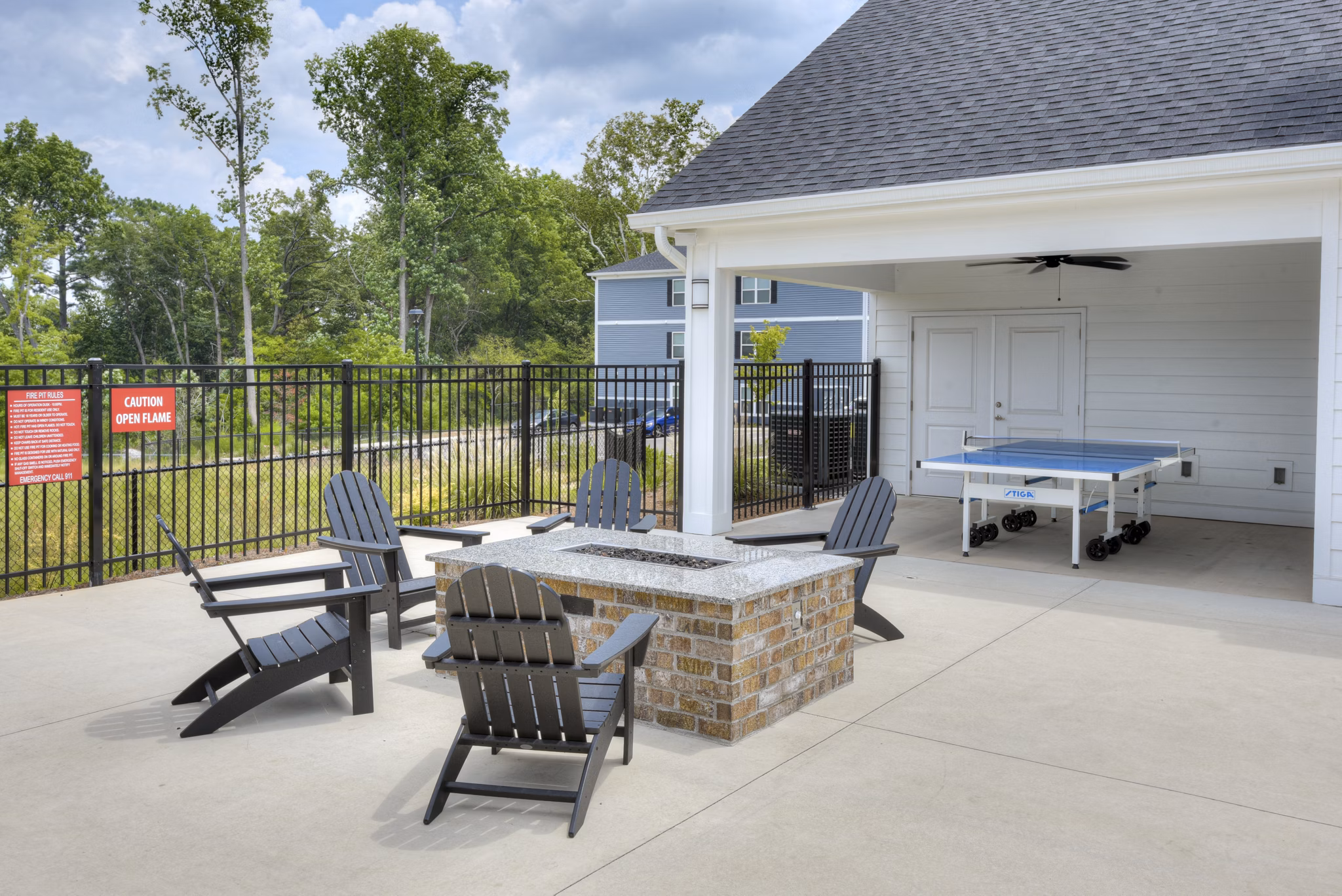 grill area at MacArthur Park Apartments 