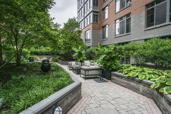 courtyard at 100 Capitol Yards Apartments