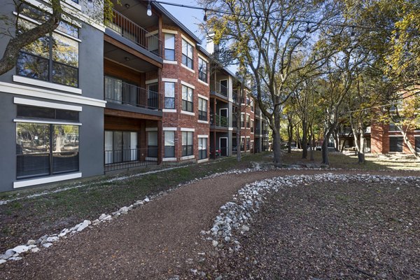 Hardrock Canyon Apartments: Elegant view of luxury apartments in Austin