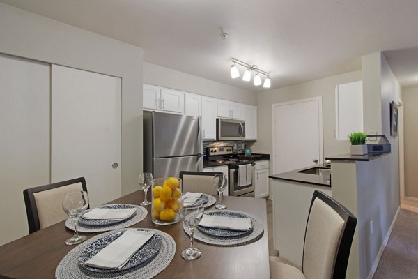 dining area at Stonemeadow Farms Apartments