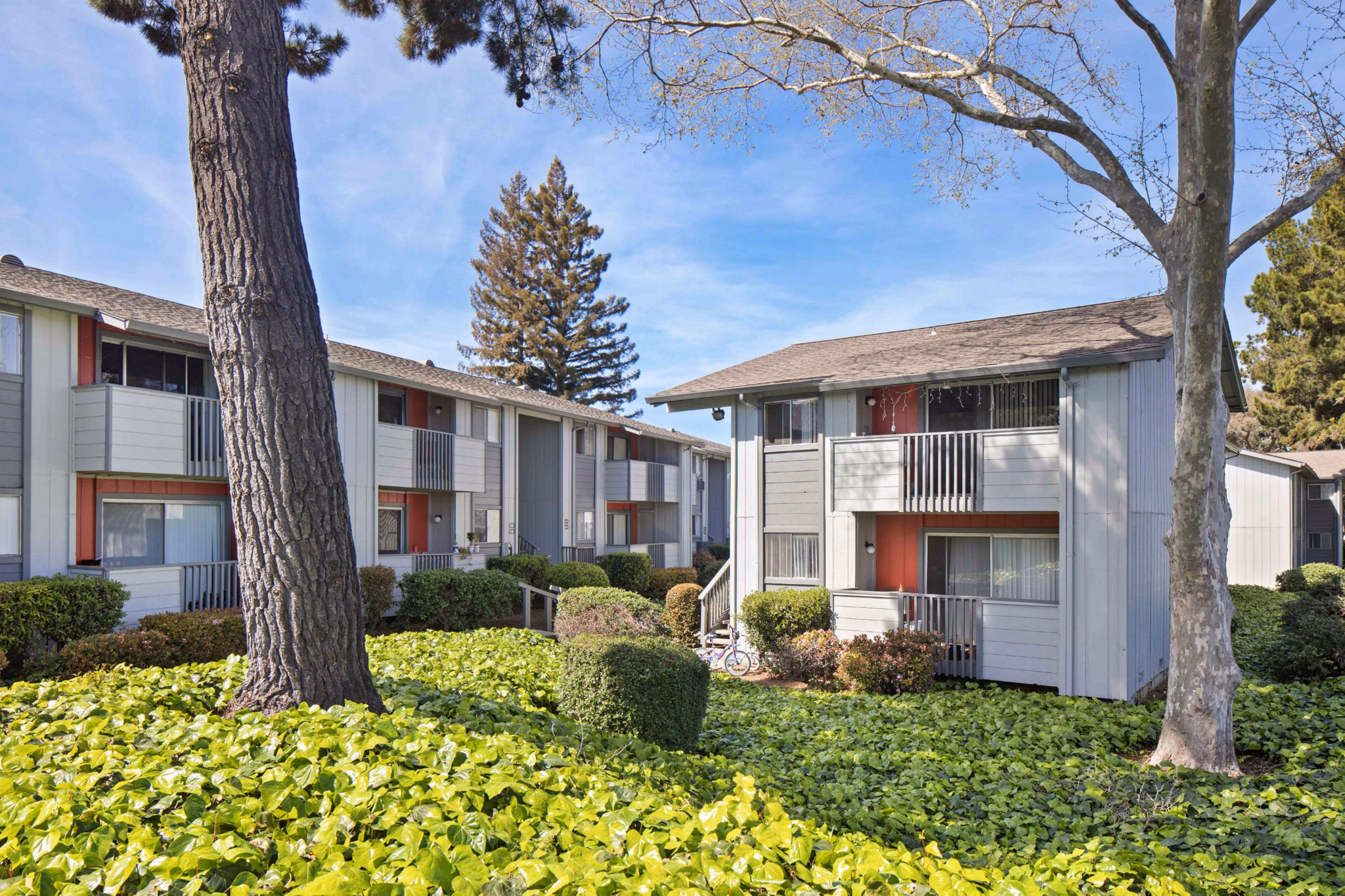 building at Sunnyvale Crossings Apartments
