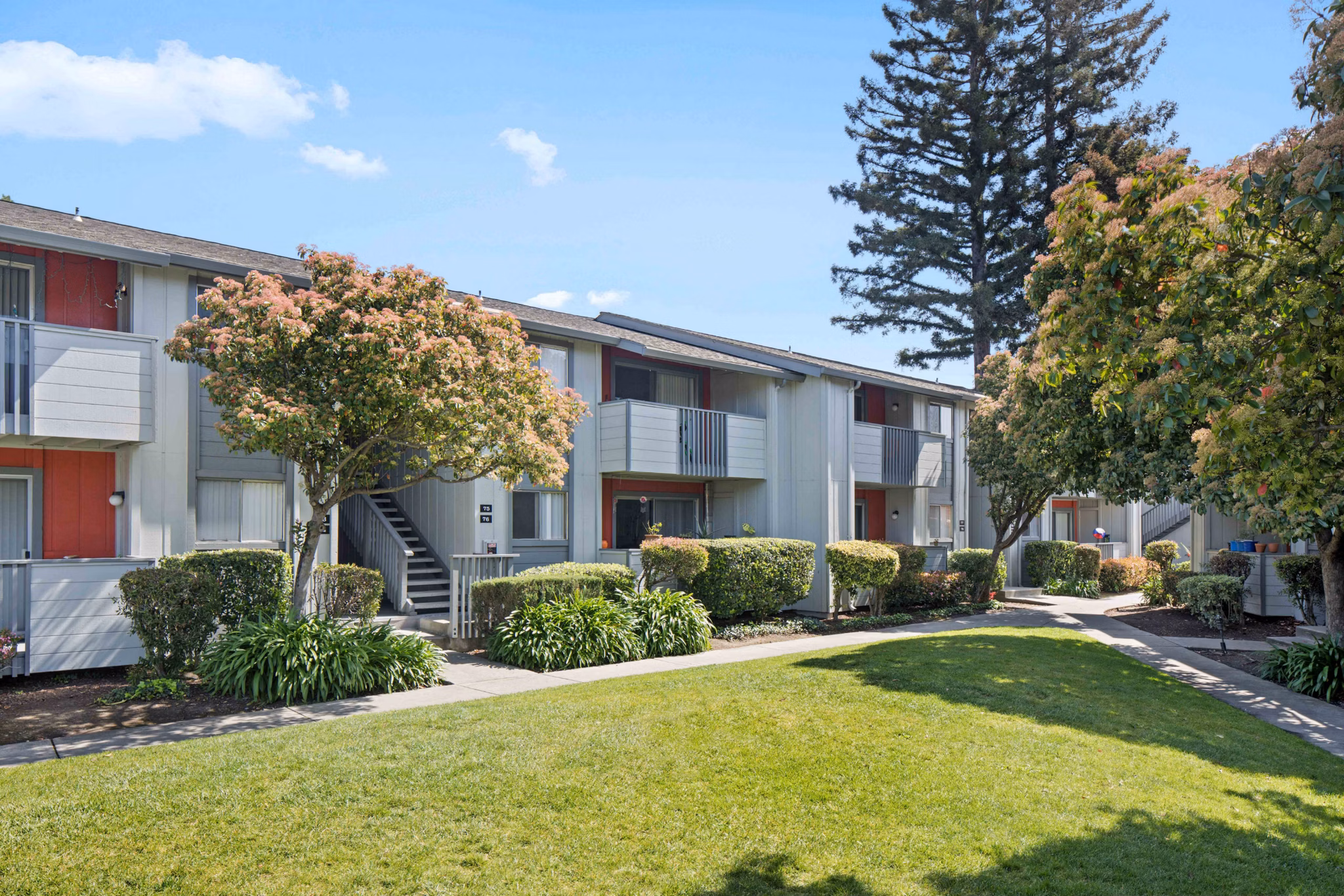 building at Sunnyvale Crossings Apartments